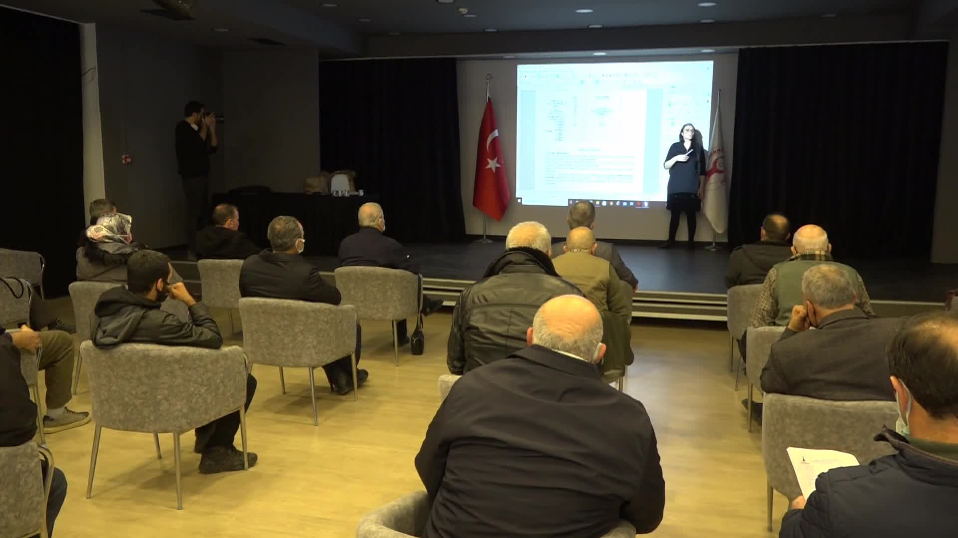 BORNOVA BELEDİYESİ'NDEN YEREL ÜRETİCİLERE TOPRAK ANALİZİ EĞİTİMİ