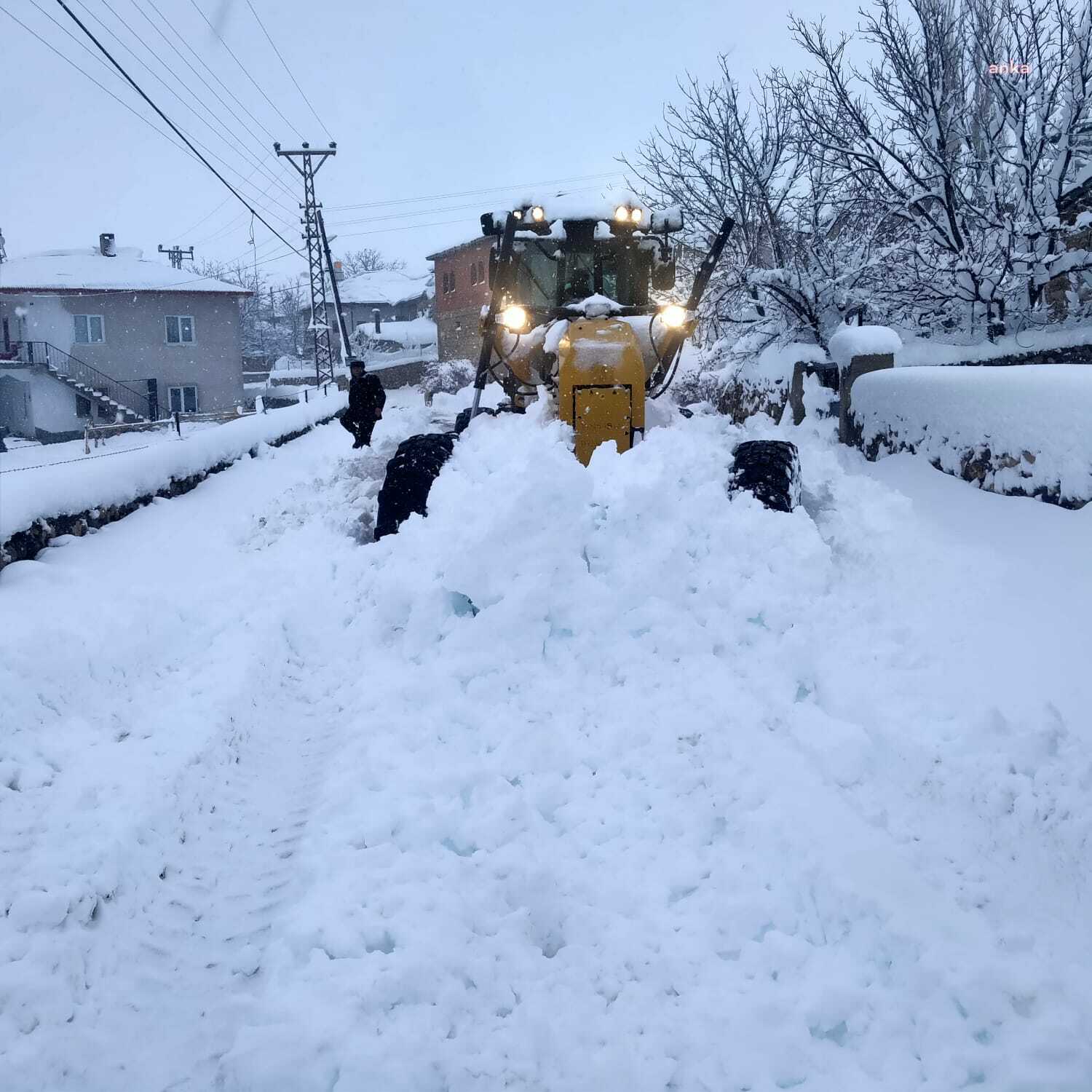 KAYSERİ’DE KAR NEDENİYLE KAPANAN 74 MAHALLE YOLU AÇILDI
