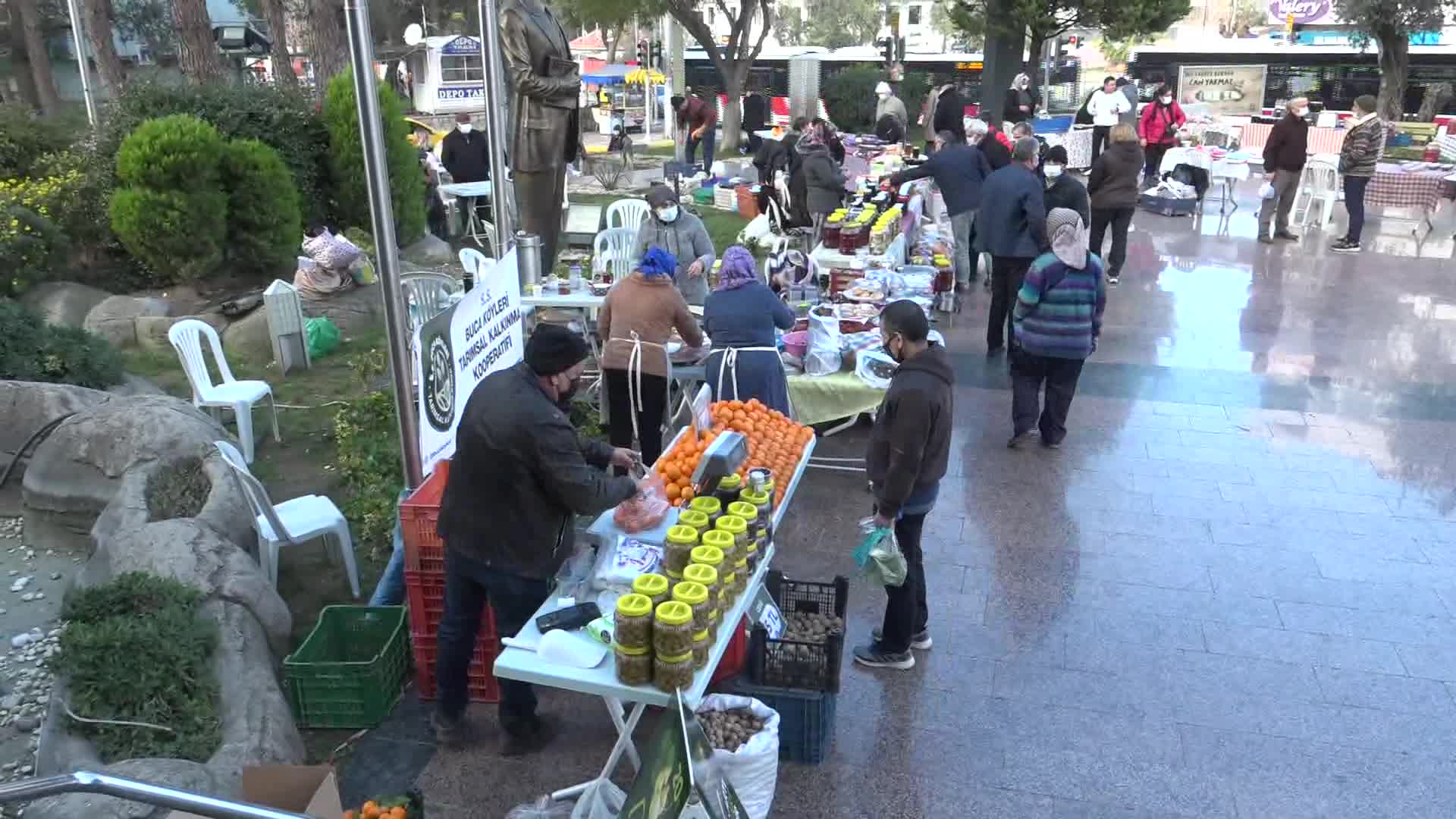 SOSYAL MEDYA FENOMENLERİNDEN BUCA’NIN ÜRETİCİ PAZARI'NA BÜYÜK İLGİ