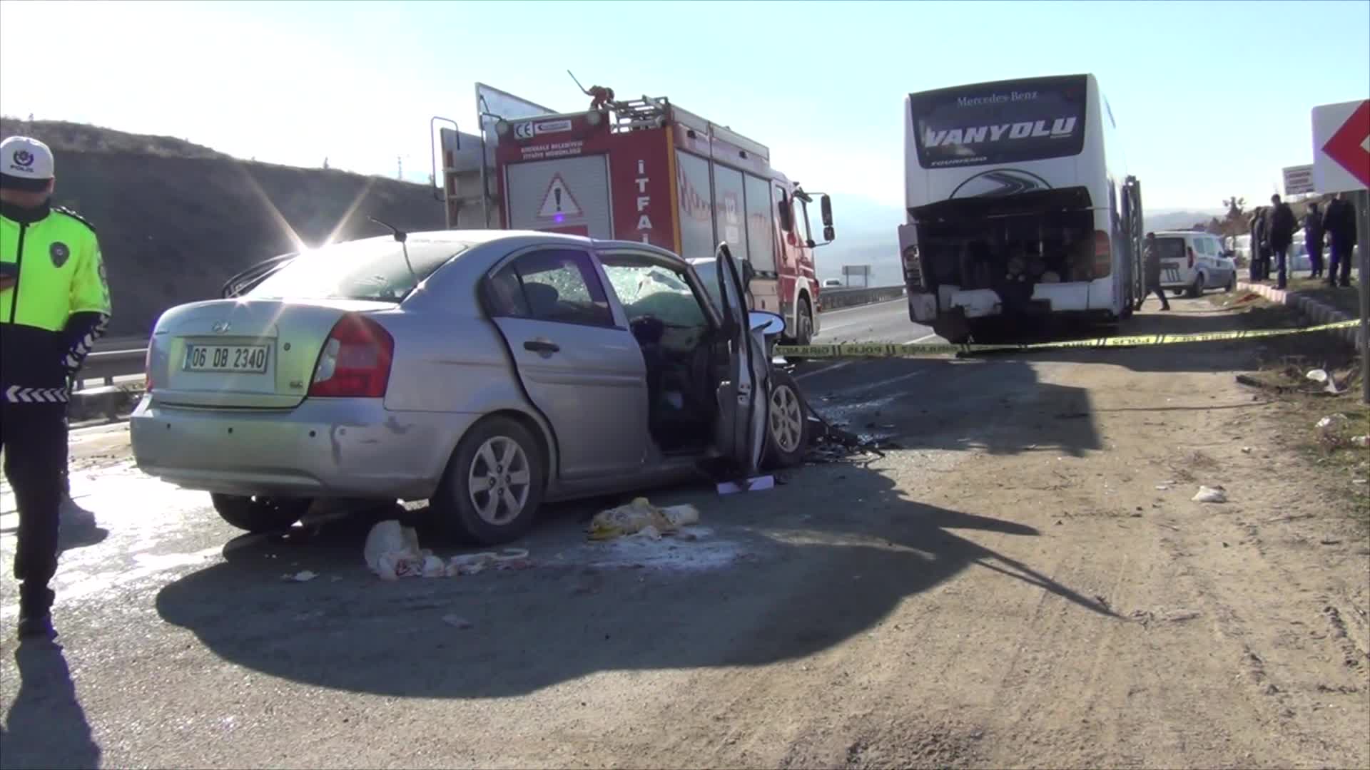 KIRIKKALE’DE YOLCU OTOBÜSÜNE ÇARPAN OTOMOBİL SÜRÜCÜSÜ HAYATINI KAYBETTİ