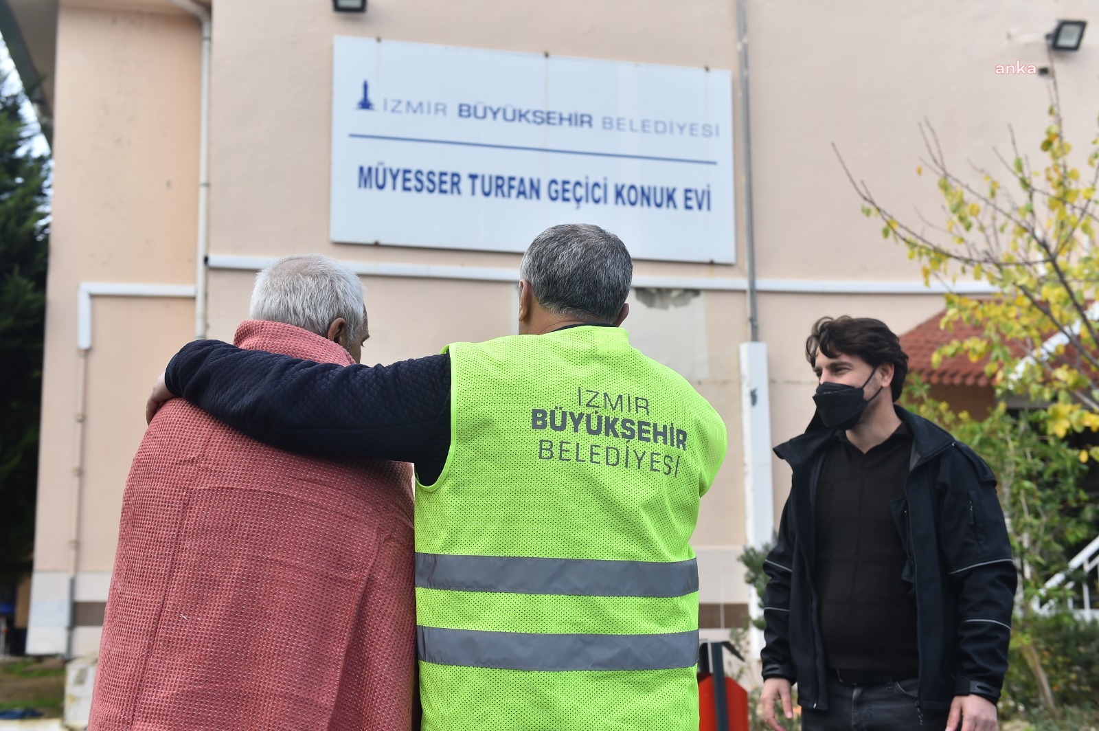 İZMİR BÜYÜKŞEHİR BELEDİYESİ EVSİZLERE KUCAK AÇIYOR