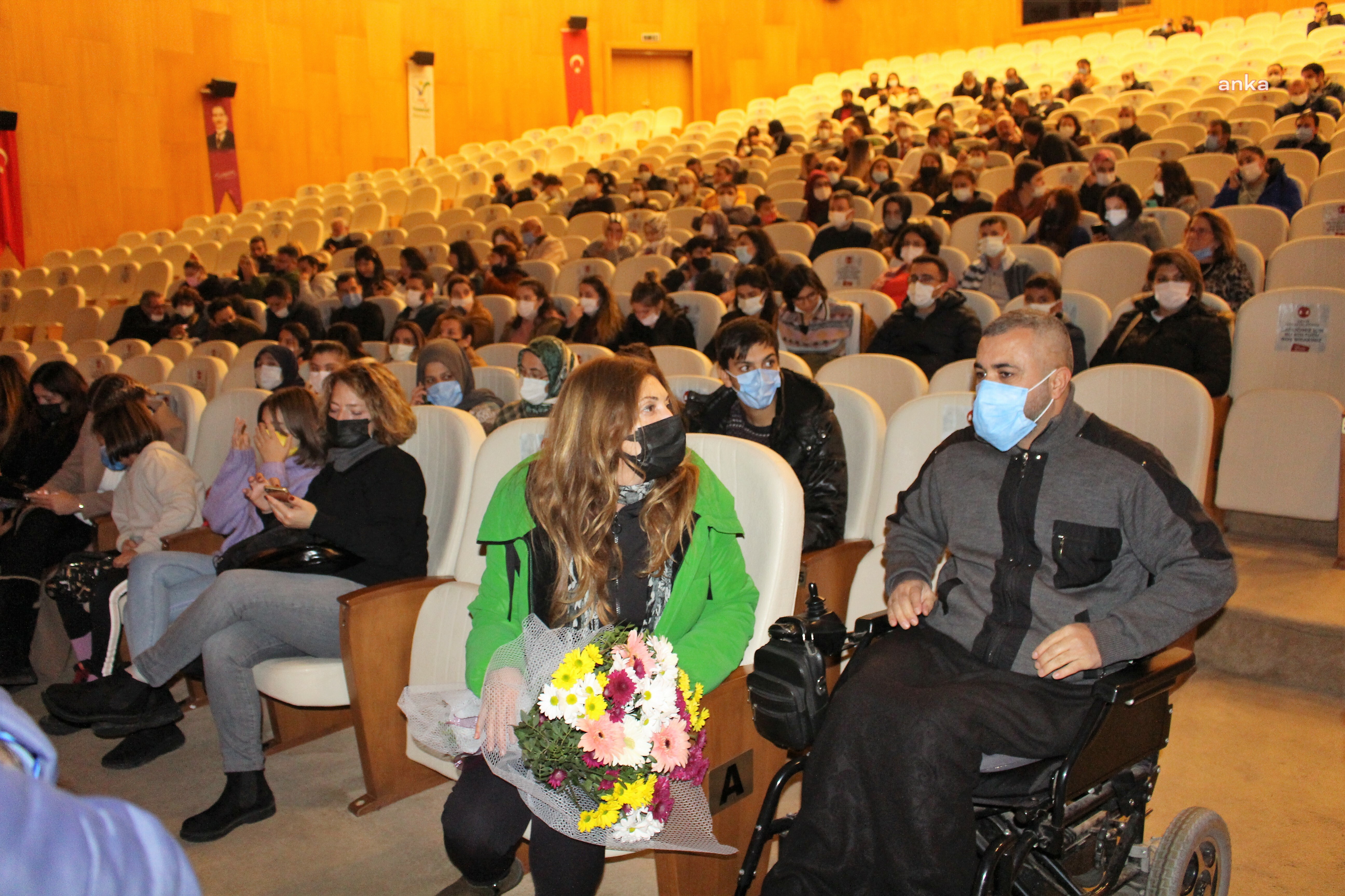 ANTALYA ŞEHİR TİYATROLARI "TAKINTILAR" İSİMLİ OYUNU SAHNELEDİ