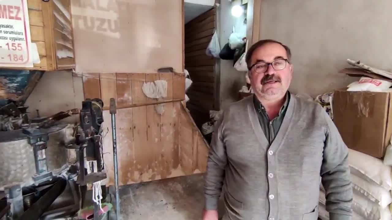 DEDE MESLEĞİ TUZCULUĞU 68 YILLIK DEĞİRMENLE SÜRDÜRÜYOR
