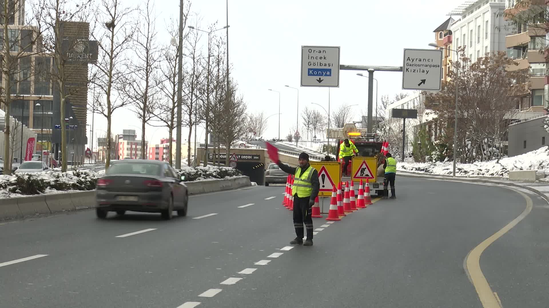 ANKARA BÜYÜKŞEHİR'DEN BUZ SARKITLARIYLA MÜCADELE MESAİSİ