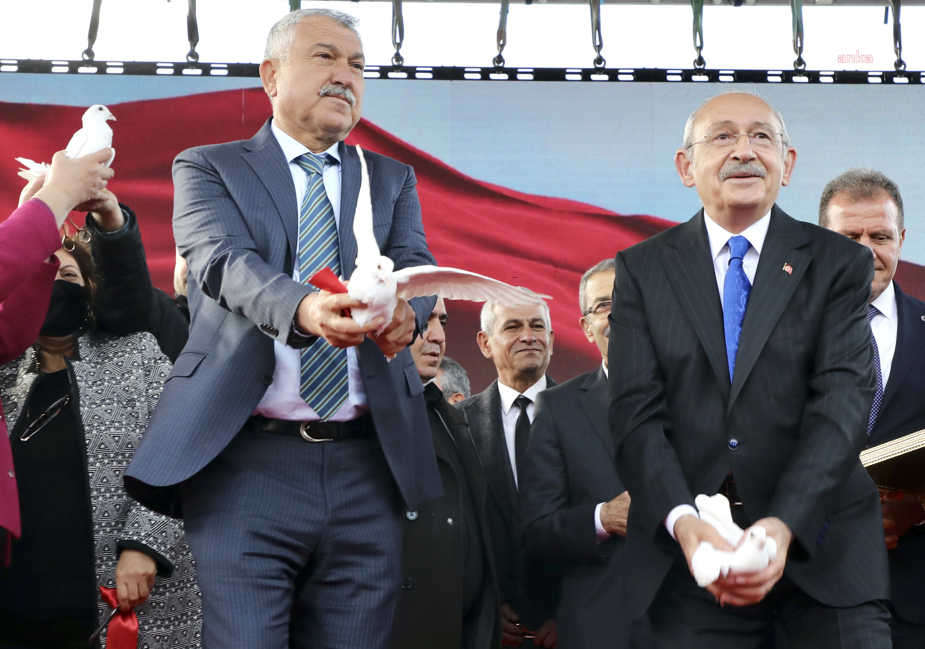 ADANA BÜYÜKŞEHİR'İN KOZAN'DAKİ AÇILIŞLARINDA KILIÇDAROĞLU'NA VE KARALAR’A SEVGİ SELİ