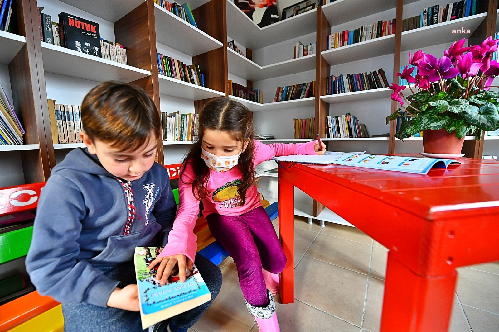 İZMİR'DE MUHTARLIKLAR MİNİ KÜTÜPHANEYE DÖNÜŞTÜRÜLDÜ