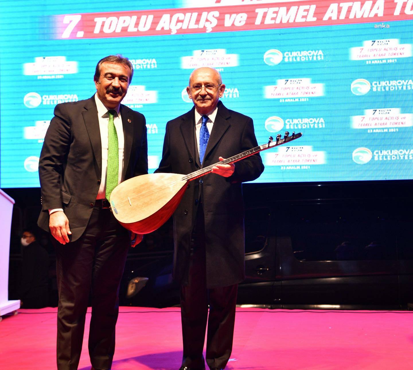 ÇUKUROVA BELEDİYE BAŞKANI ÇETİN, CHP LİDERİ KILIÇDAROĞLU'NA BAĞLAMA HEDİYE ETTİ