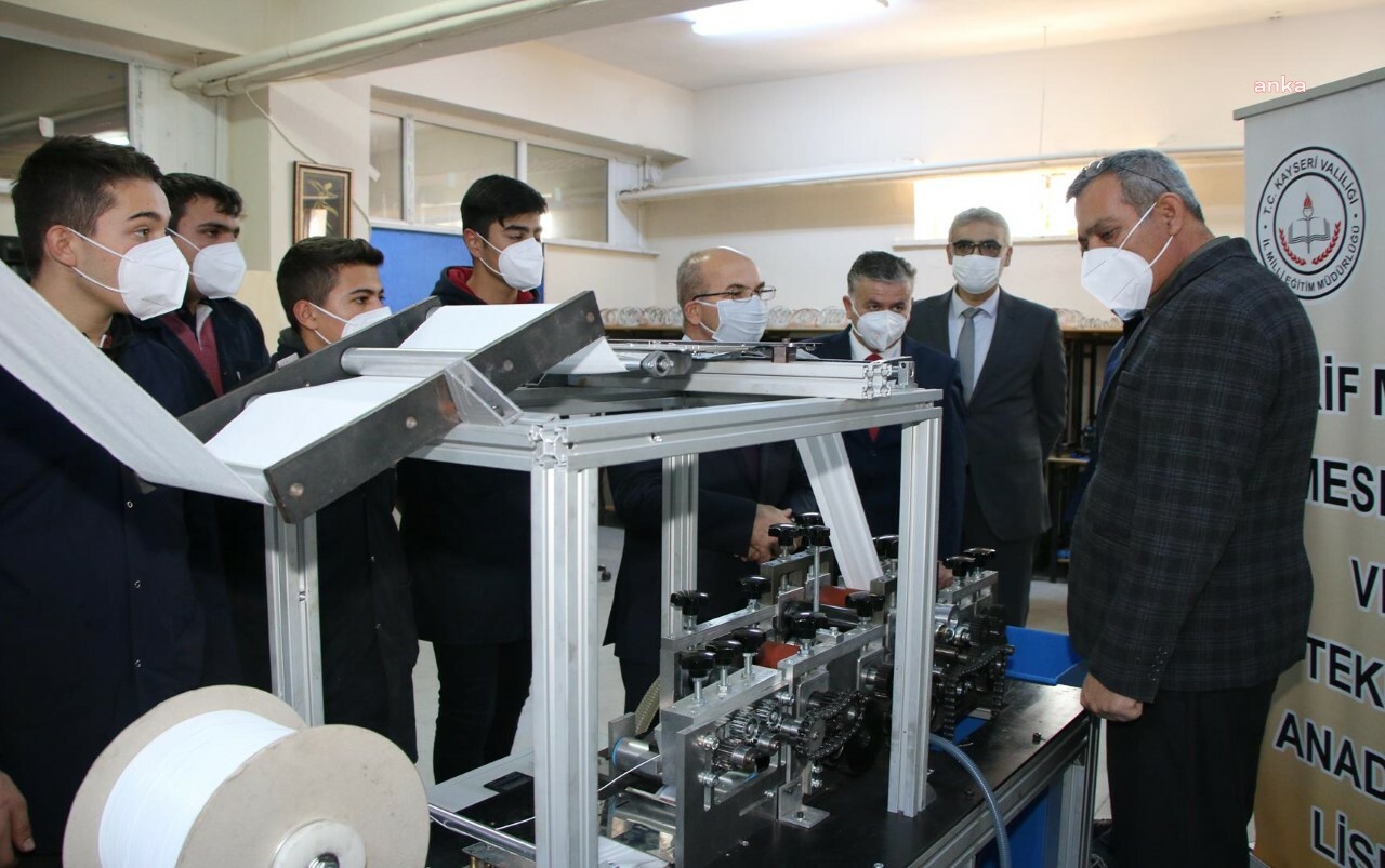 KAYSERİ ARİF MOLU ANADOLU LİSESİ, PİYASA FİYATININ YARISINA MASKE ÜRETEN 3. OKUL OLDU
