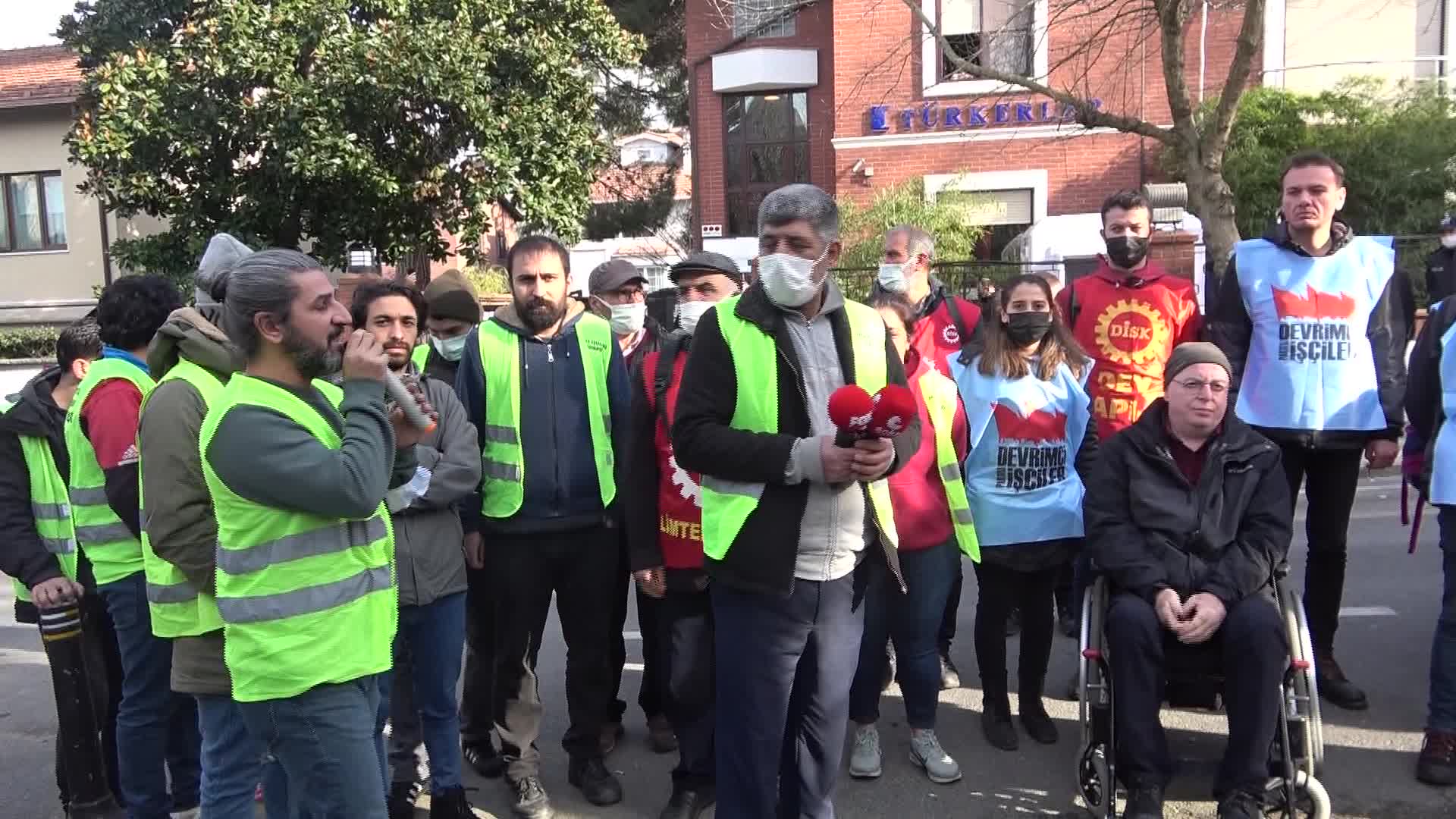 İNŞAAT İŞÇİLERİ EKSİK ÖDENEN FAZLA MESAİ ÜCRETLERİ İÇİN EYLAM YAPTI
