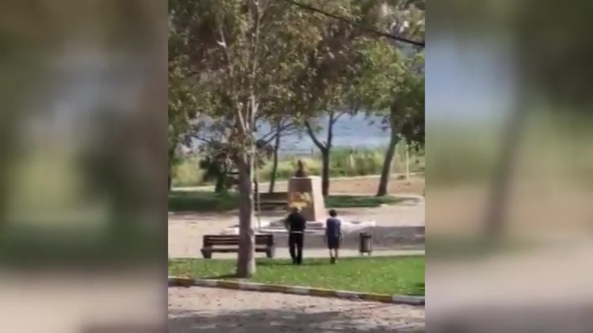 BAHÇELERİNDEKİ ÇİÇEKLERDEN ÇELENK YAPARAK ATATÜRK ANITI'NA BIRAKTILAR