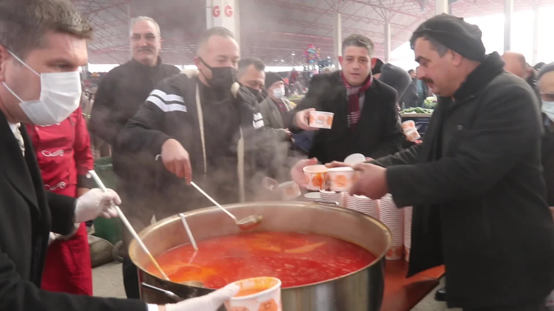 BURDUR BELEDİYE BAŞKANI ERCENGİZ PAZARDA ÇORBA DAĞITTI