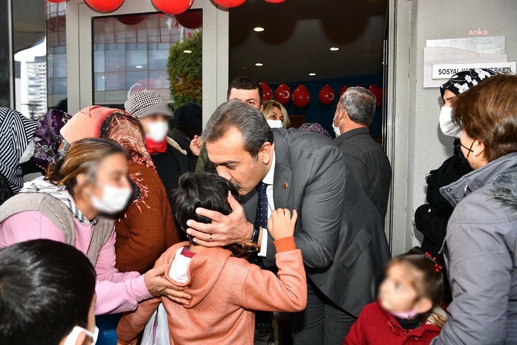 ÇUKUROVA BELEDİYE BAŞKANI ÇETİN, YENİ YIL ÖNCESİ ÇOCUKLARI SEVİNDİRDİ