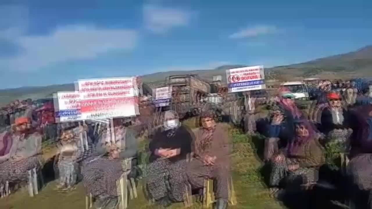 KÖYLÜ ÇOCUKLAR BİLİRKİŞİ HEYETİNE DÖVİZLERLE MESAJ VERDİ: "HAKİM AMCA, BABAM BENİ ÜZÜM PARASIYLA OKUTTU. ÜZÜM BAĞINI JEOTERMALE YEDİRMEM"