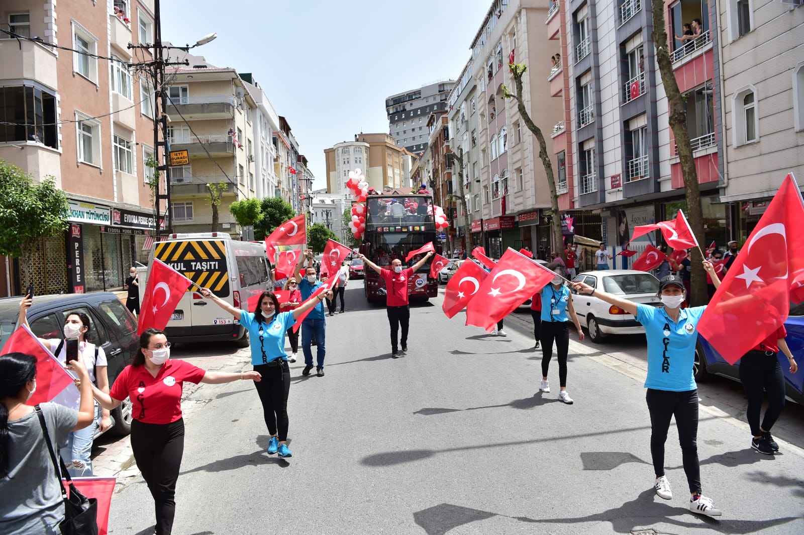 AVCILAR’DA 19 MAYIS COŞKUSU BALKONLARA TAŞINDI