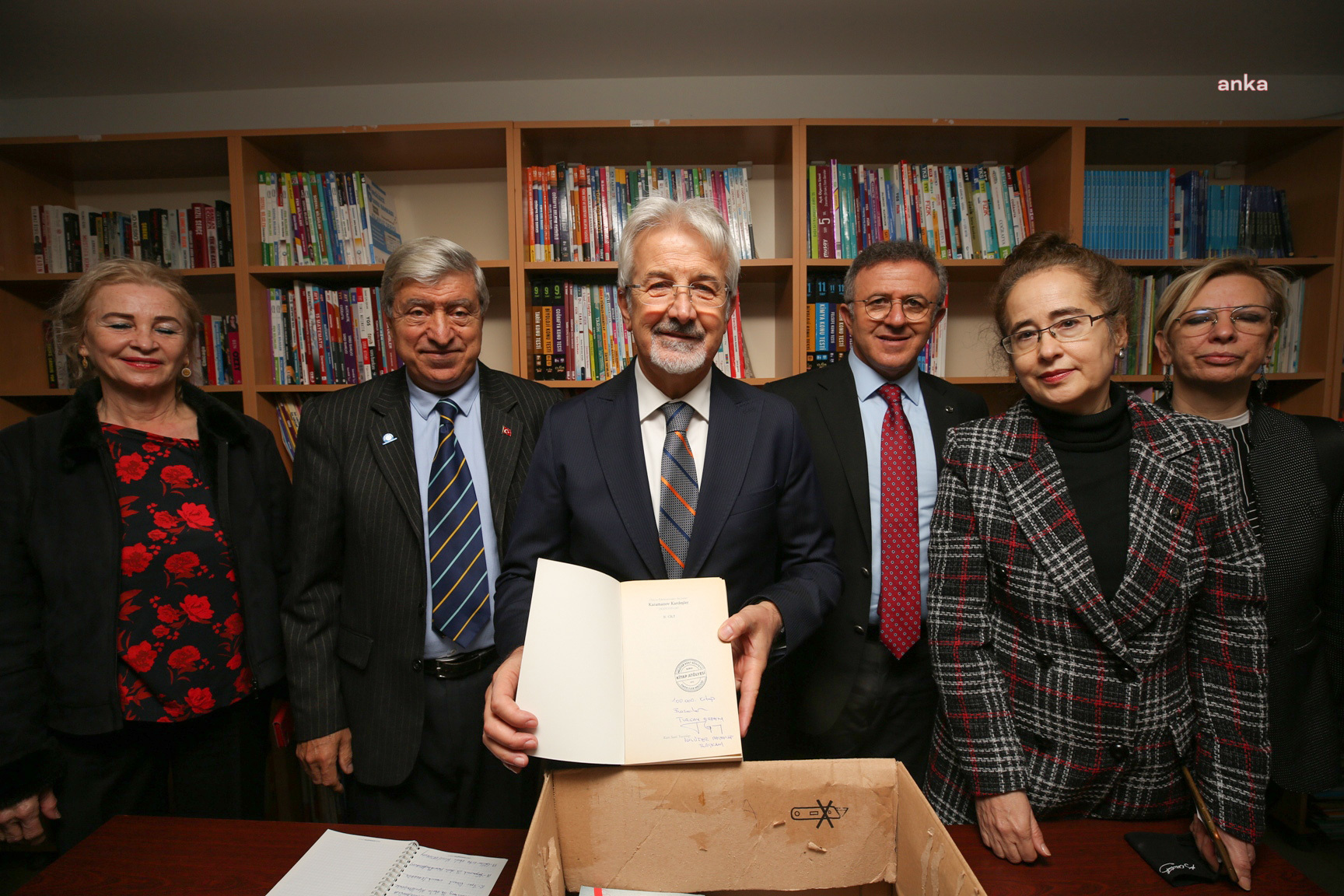 NİLÜFER KENT KONSEYİ EMEKLİLER MECLİSİ’NDE 100 BİNİNCİ KİTAP GURURU