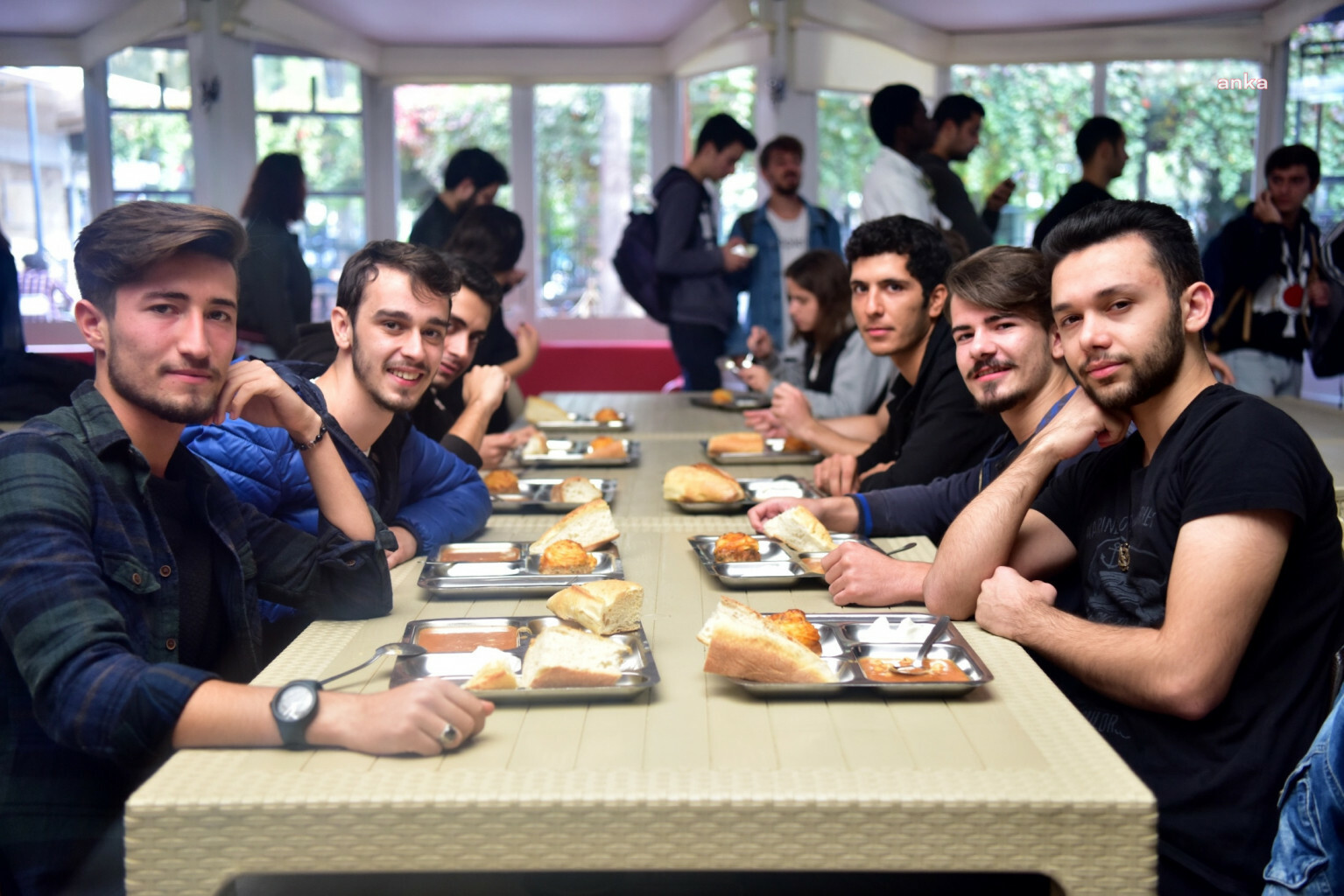 BORNOVA BELEDİYESİ'NDEN ÖĞRENCİLERE MÜJDE: ÜCRETSİZ YEMEK HİZMETİ YENİDEN BAŞLIYOR