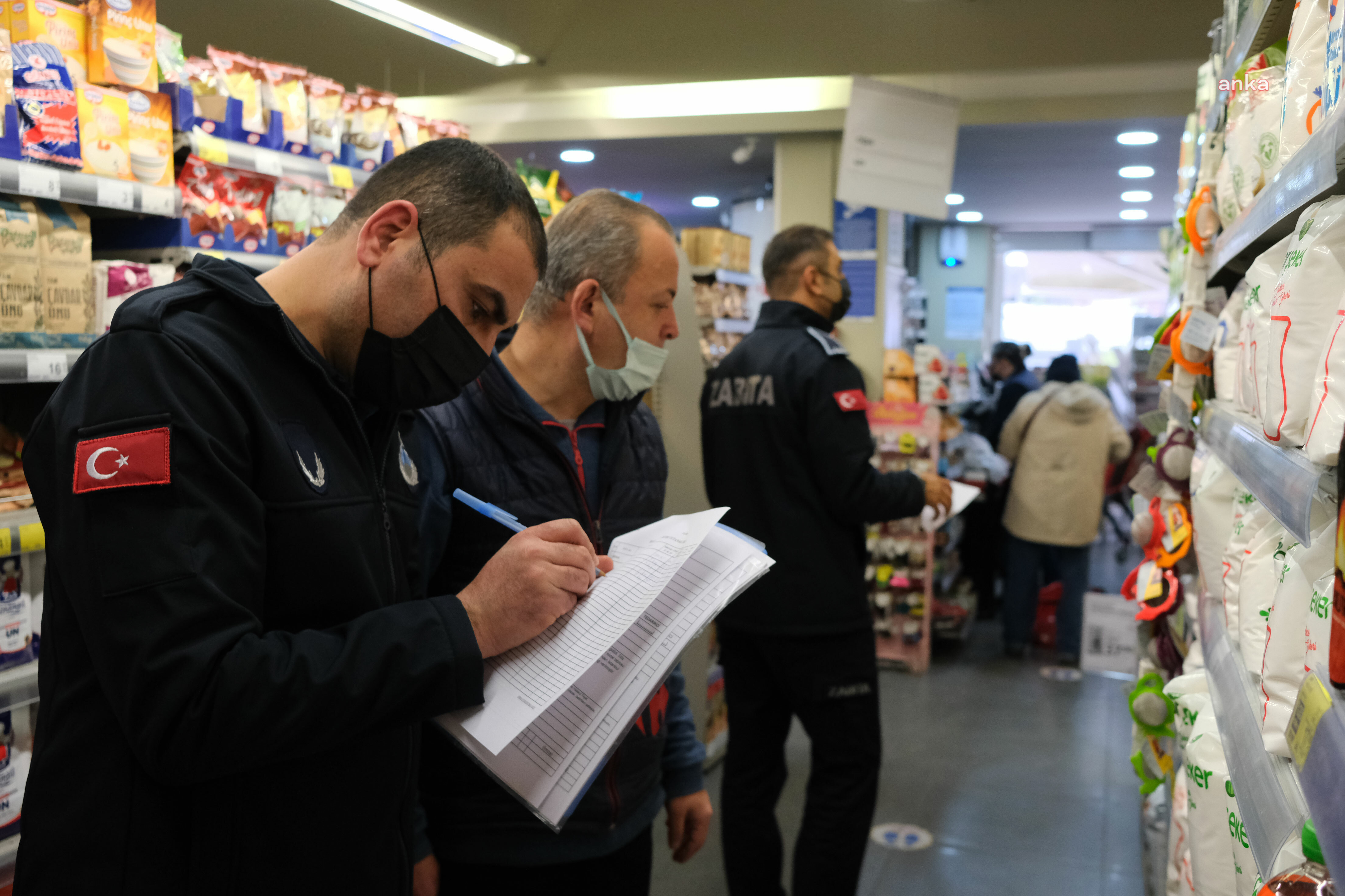 MALTEPE'DEKİ MARKETLERDE YILBAŞI DENETİMİ YAPILDI