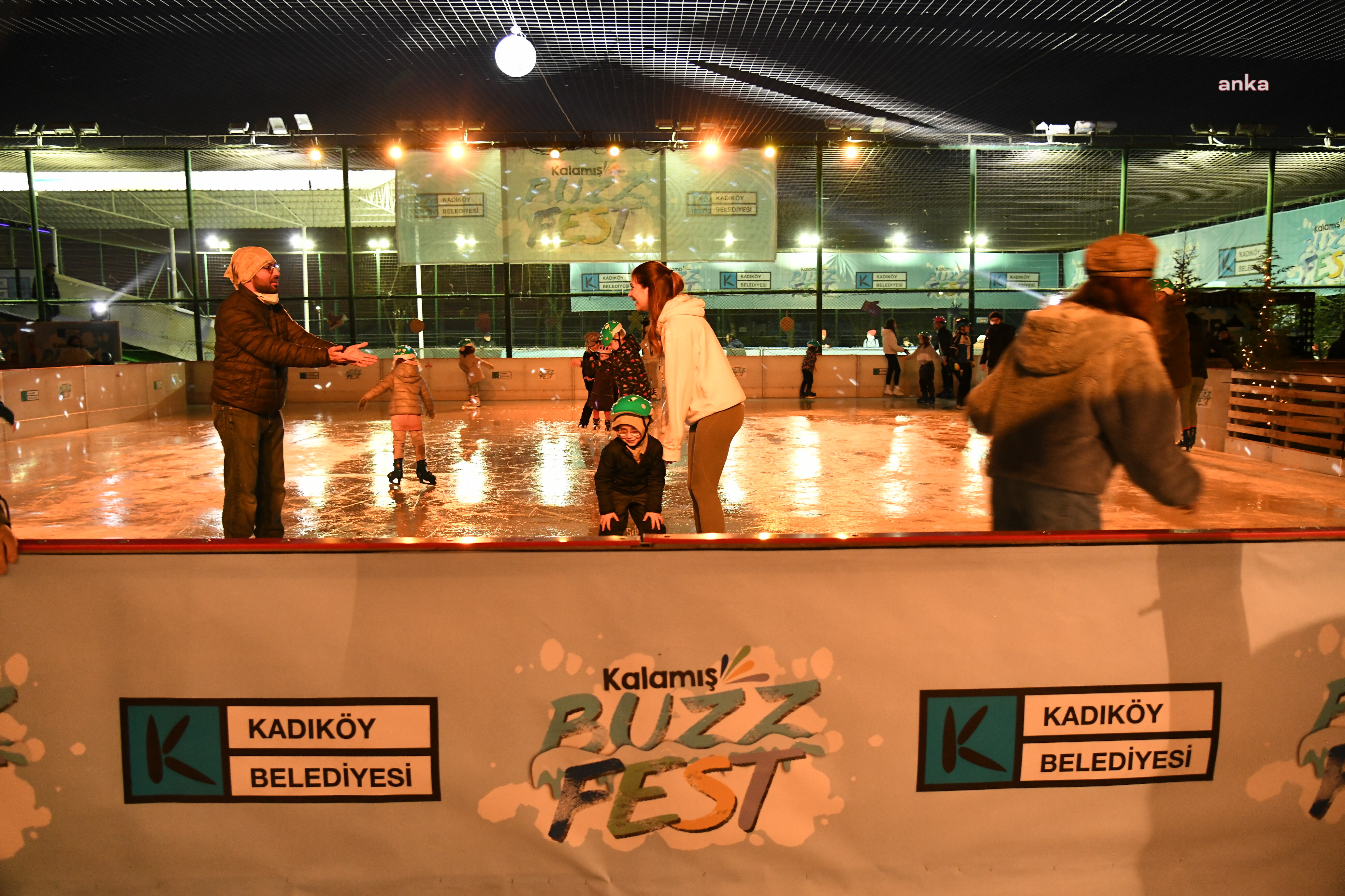 KADIKÖY BELEDİYESİ'NCE DÜZENLENEN BUZZFEST, YILBAŞI EĞLENCESİNE HAZIRLANIYOR