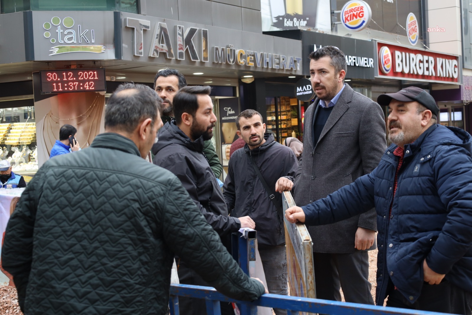 İZMİT BELEDİYESİ YILBAŞINDA ESNAFI MAĞDUR ETMEMEK İÇİN YOL ÇALIŞMALARINA ARA VERDİ