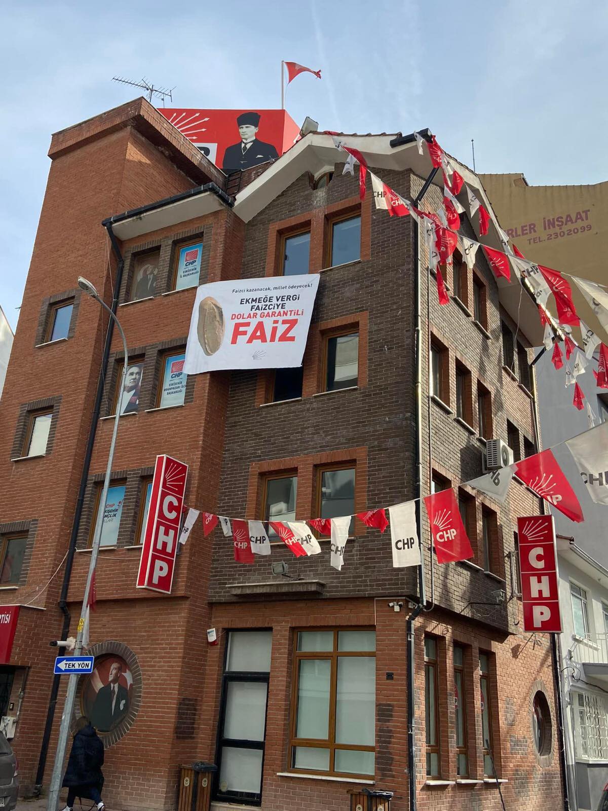 CHP'NİN PANKARTINA VALİLİK ENGELİ