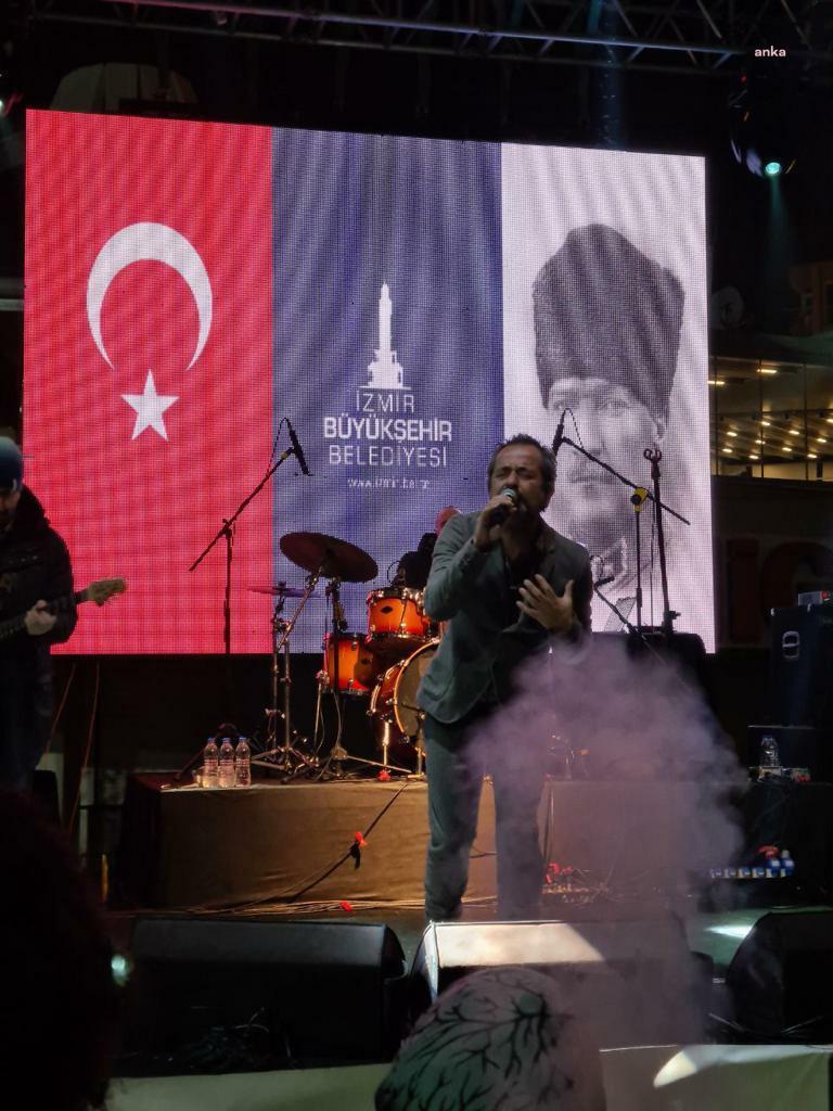 İZMİRLİLER 2022'YE MÜZİKLE GİRDİ