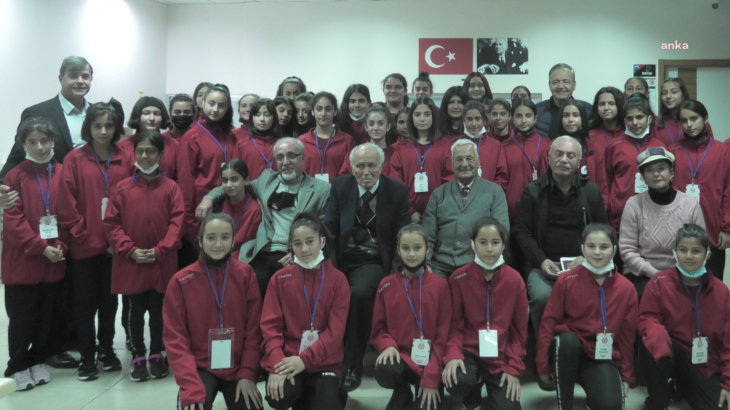 GEÇMİŞİN ÖĞRETMENLERİ, GELECEĞİN SPORCULARINI ZİYARET ETTİ