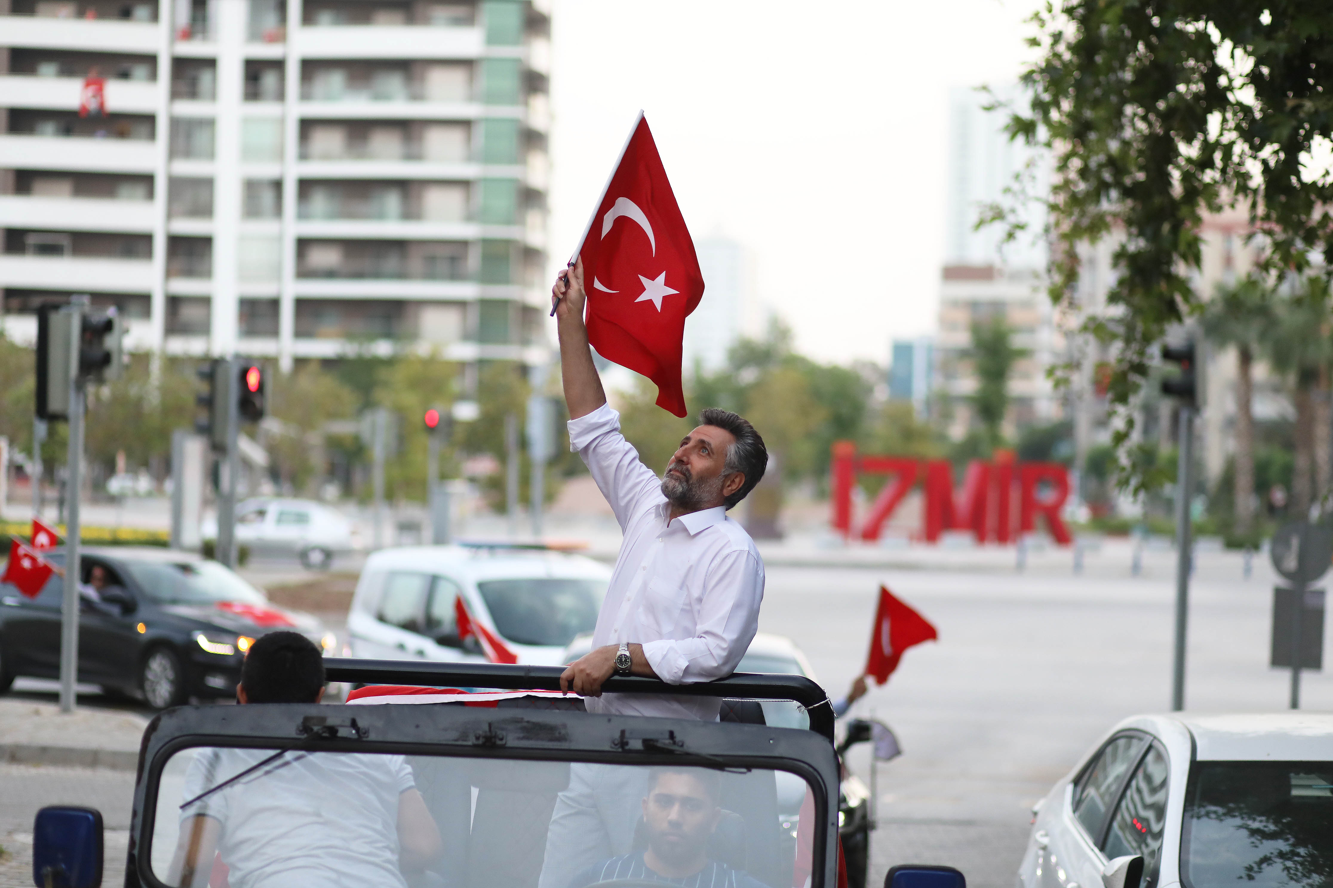 BAYRAKLI'DA 19 MAYIS COŞKUSU EVLERE SIĞMADI