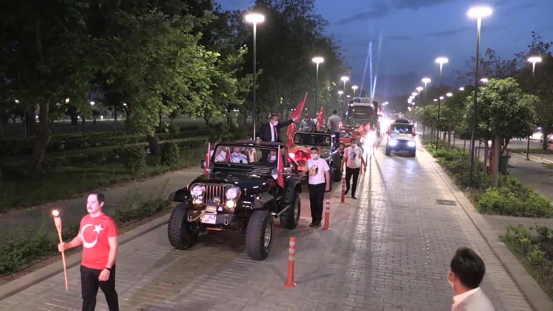 MOBİL FENER ALAYI, ANTALYA'YI AYDINLATTI