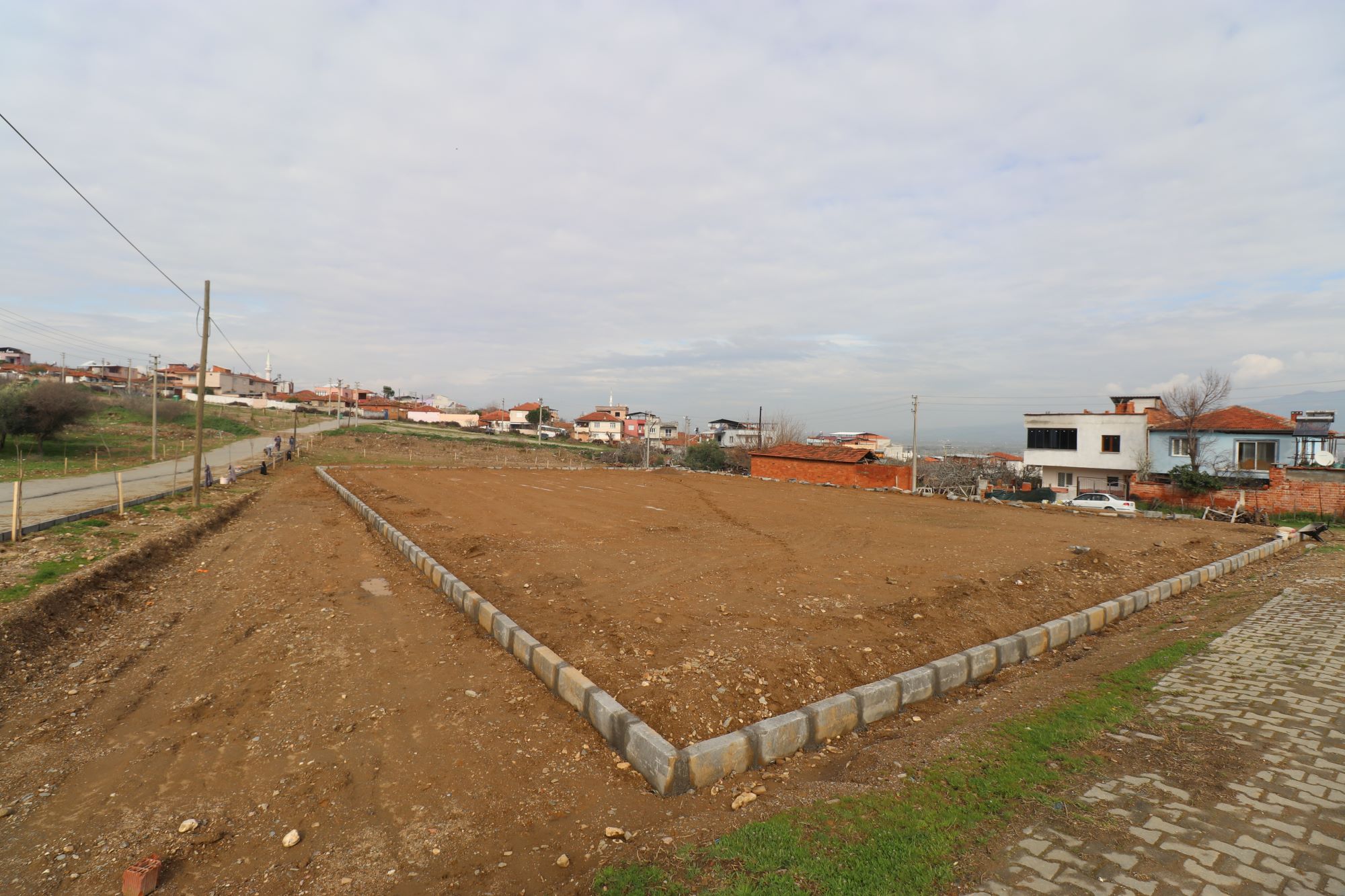 AVŞAR VE AKÇAPINAR'A ÇİM SAHA