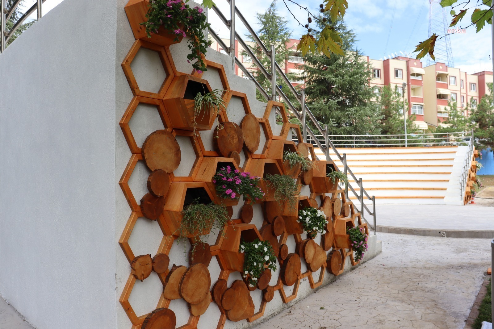 İZMİT BELEDİYESİ PARK VE BAHÇELER MÜDÜRLÜĞÜ ÇALIŞMALARINA DEVAM EDİYOR