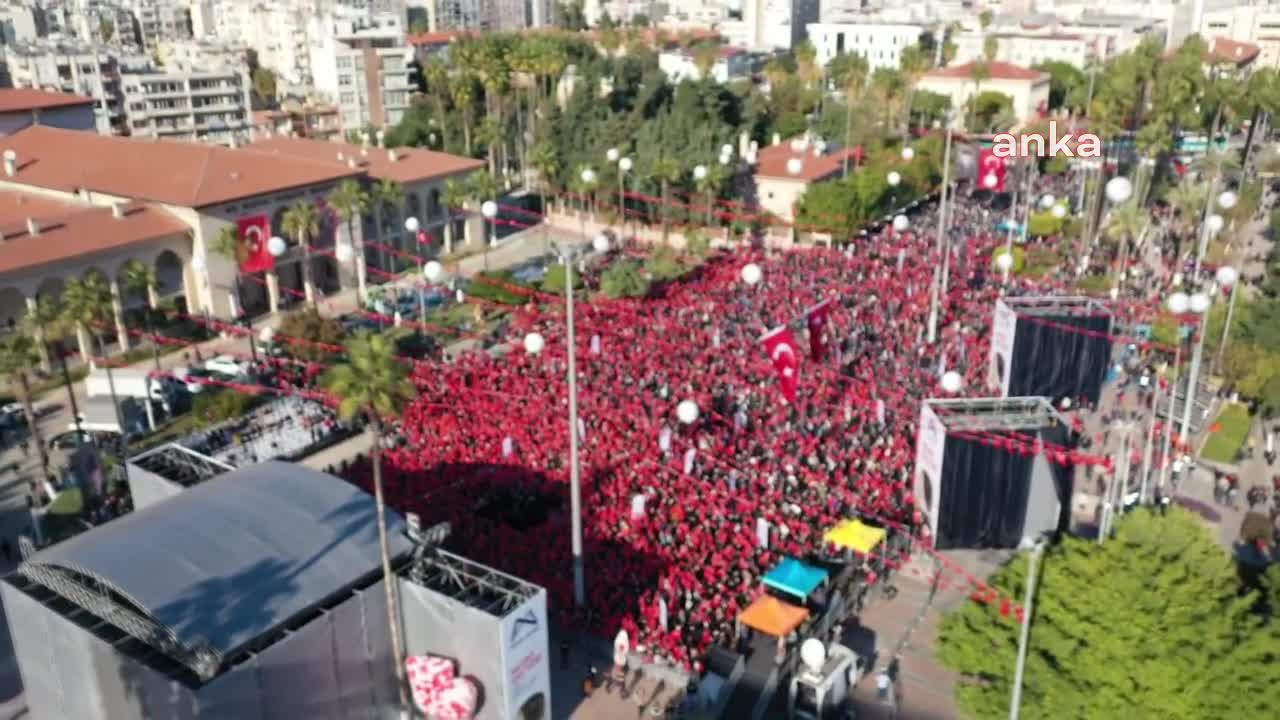 MERSİN’DE AYNI MEYDANDAN İKİ AYRI FOTOĞRAF