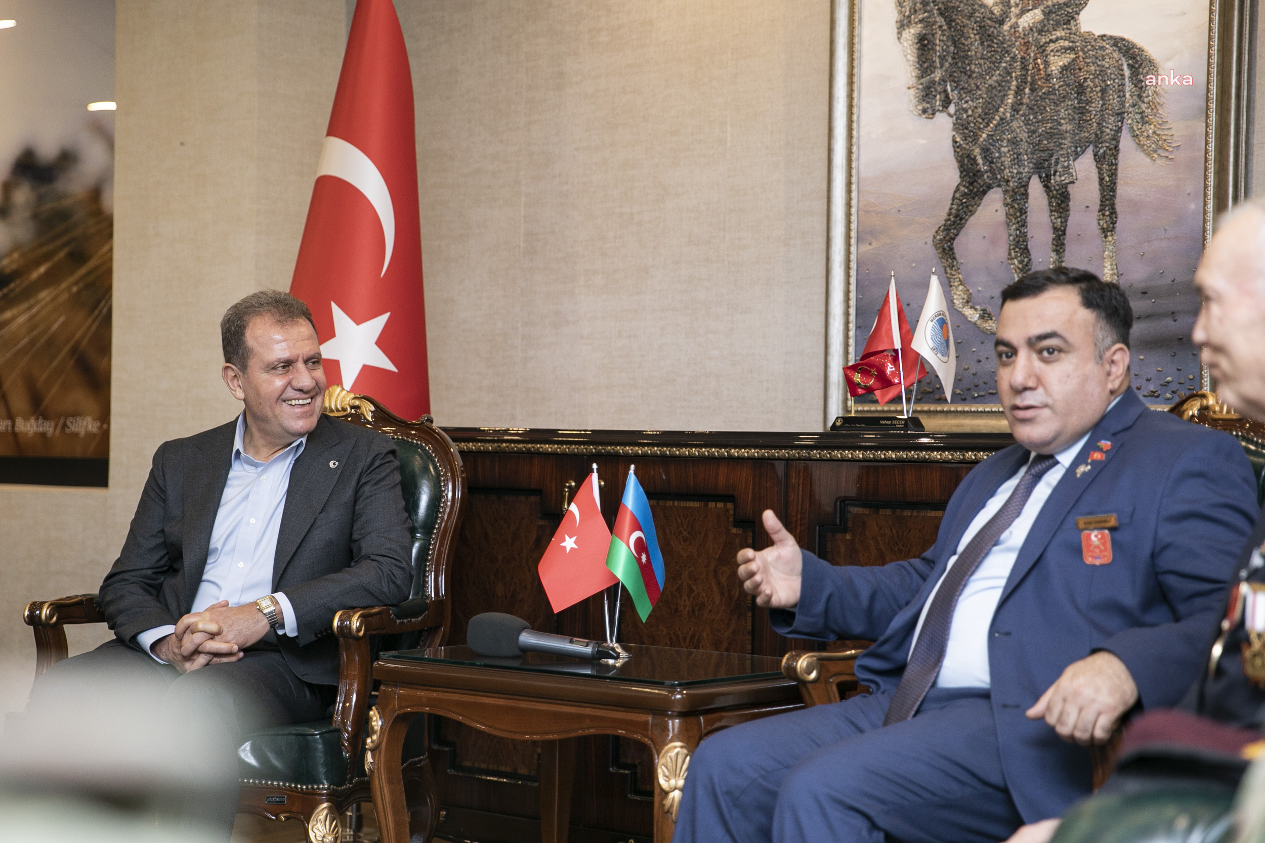 VAHAP SEÇER, AZERBAYCAN’DAN GELEN GAZİLERİ AĞIRLADI