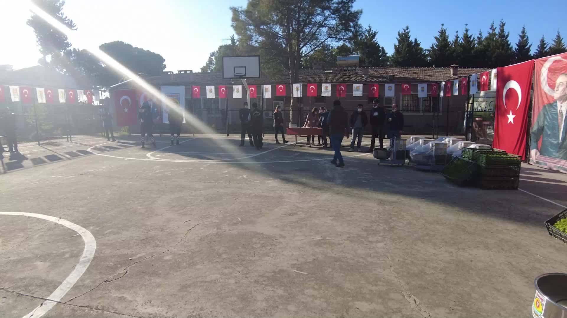 TARSUS BELEDİYESİ’NDEN KÖYDEKİ KADINLARA HAMUR YOĞURMA MAKİNESİ DESTEĞİ