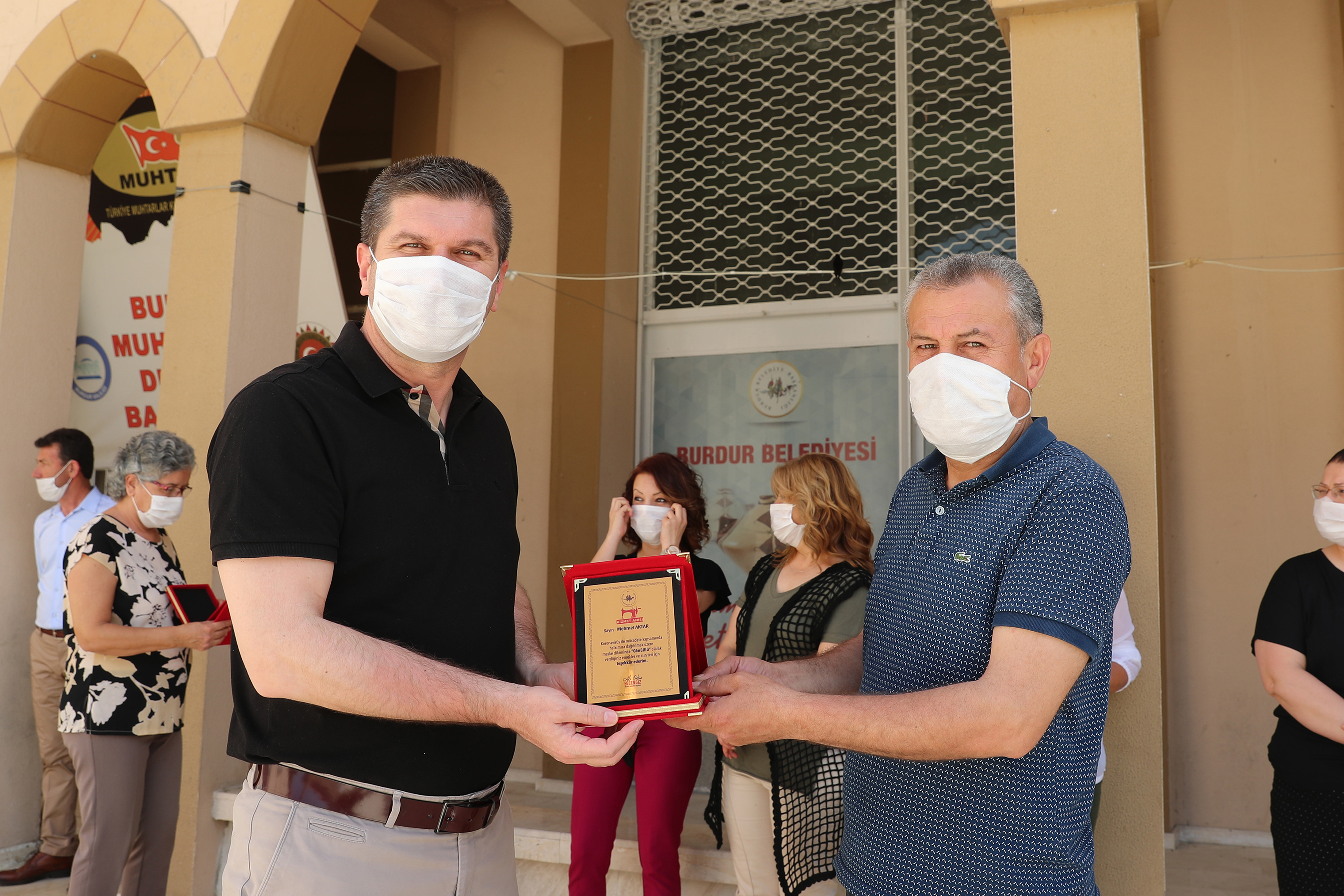 BURDUR BELEDİYE BAŞKANI ERCENGİZ'DEN GÖNÜLLÜLERE PLAKET