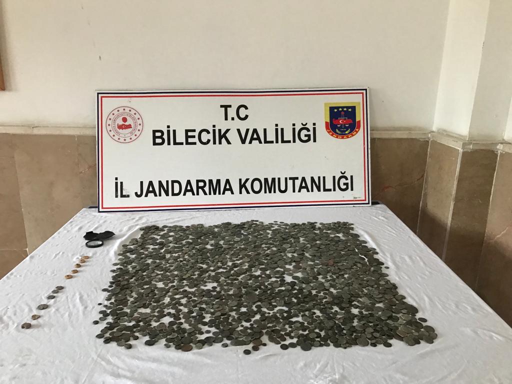DURDURULAN ARAÇTA 2 BİN 705 SİKKE BULUNDU