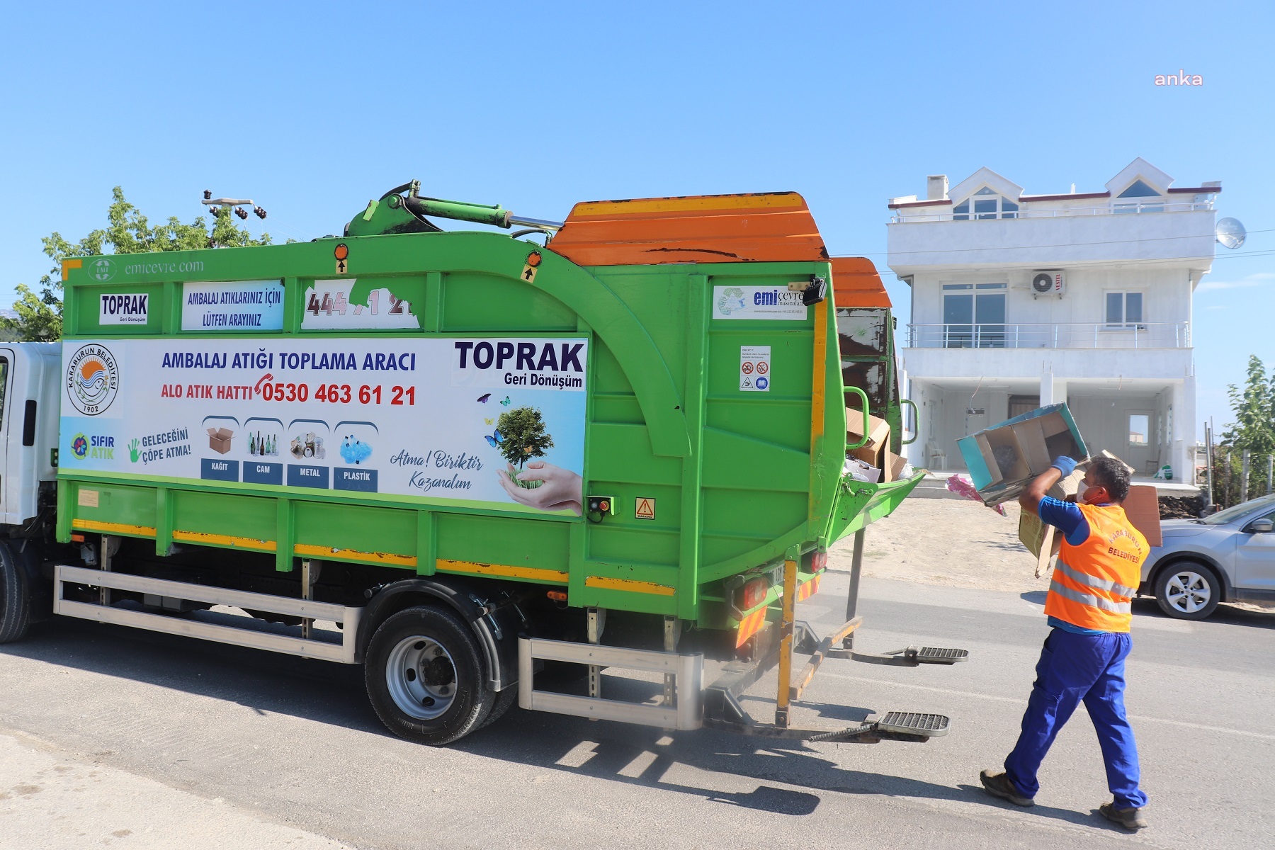 KARABURUN’DA ATIKLAR KAYNAĞINDA AYRIŞTIRILIYOR