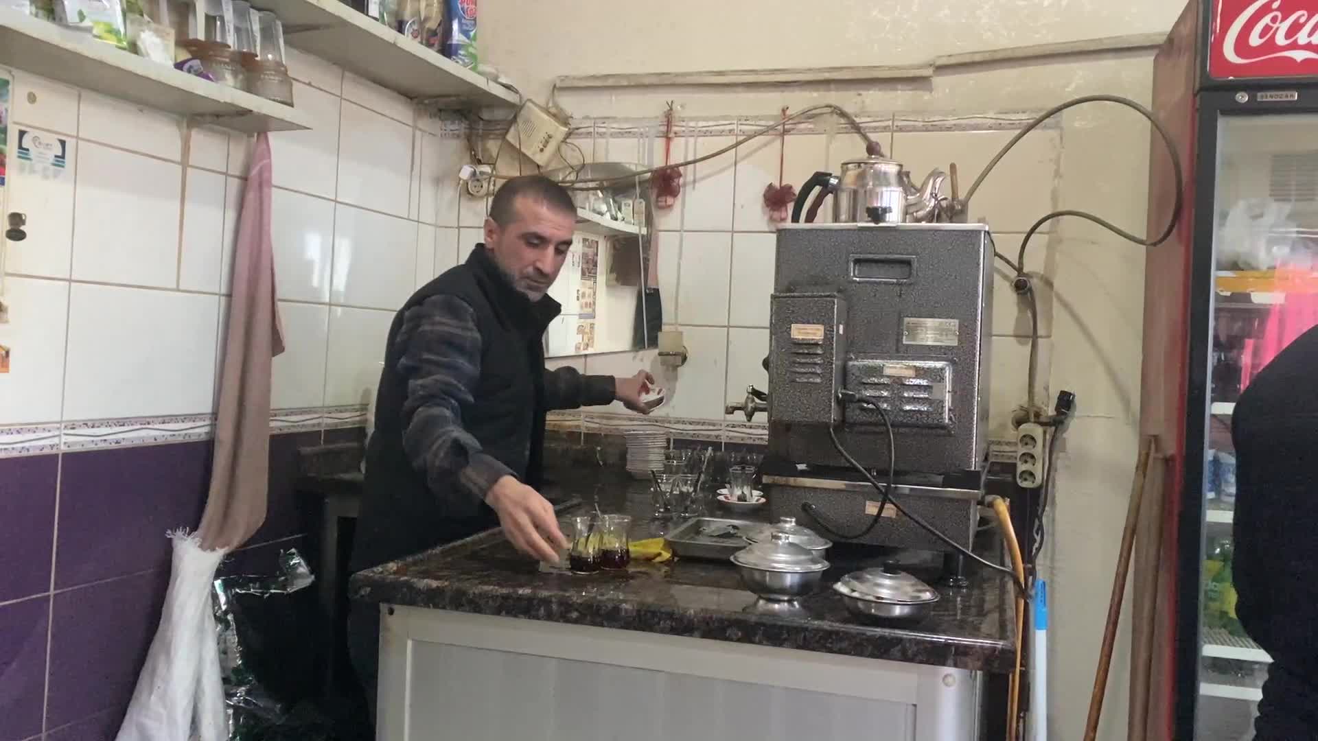 SİİRTLİ KIRAATHANE İŞLETMECİSİ: “SOKAĞA İNSİNLER, MİLLETİN HALİNİ GÖRSÜNLER”