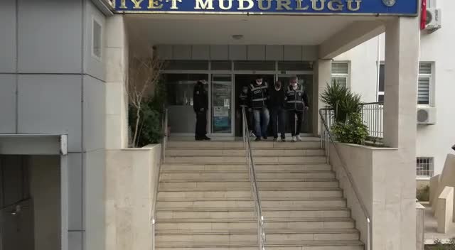 MERSİN’DE KENDİLERİNİ POLİS VE SAVCI OLARAK TANITAN İKİ KİŞİ TUTUKLANDI