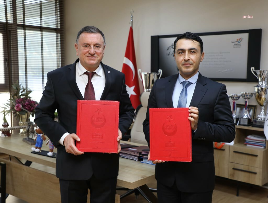 HATAY BÜYÜKŞEHİR BELEDİYE BAŞKANI SAVAŞ’A ANLAMLI HEDİYE