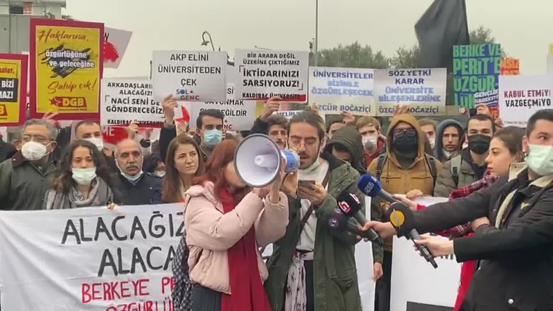 3 AY SONRA HAKİM KARŞISINA ÇIKAN BOĞAZİÇİLİ ÖĞRENCİLERE DESTEK: "ÇOCUKLARIMIZIN BARIŞÇIL EYLEMLERİNE SONUNA KADAR DESTEK VERECEĞİZ"