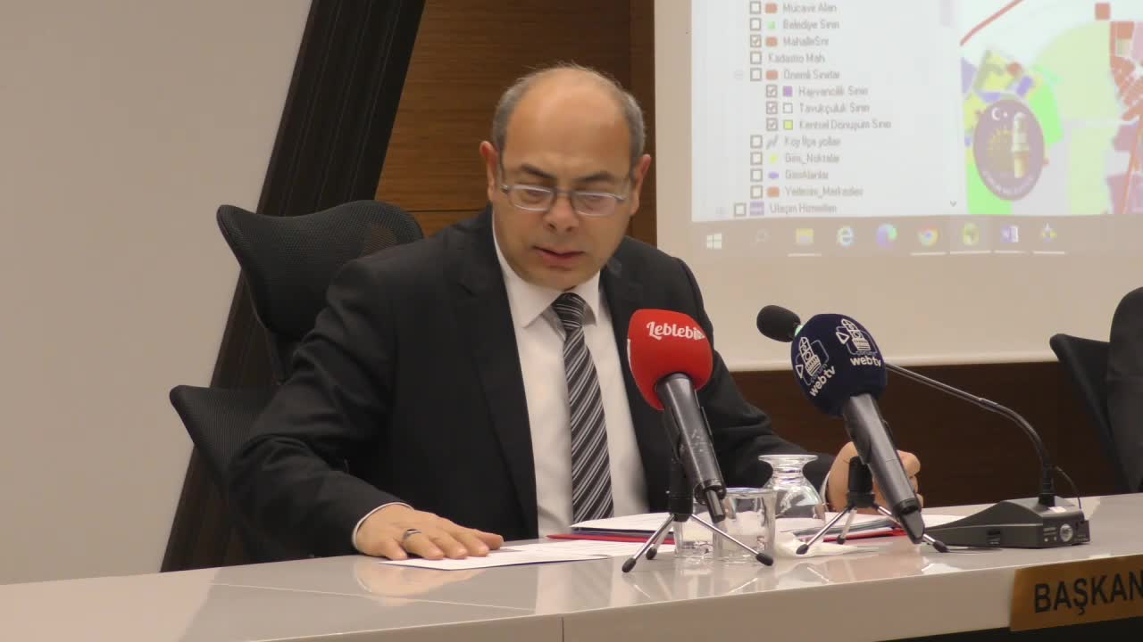 AKP’Lİ MECLİS ÜYESİ AÇIK MİKROFONU UNUTTU: “NEYİN NE OLACAĞI BİLİNMİYOR Kİ. BEN DEVLETTEN İŞ ALMAM MESELA”