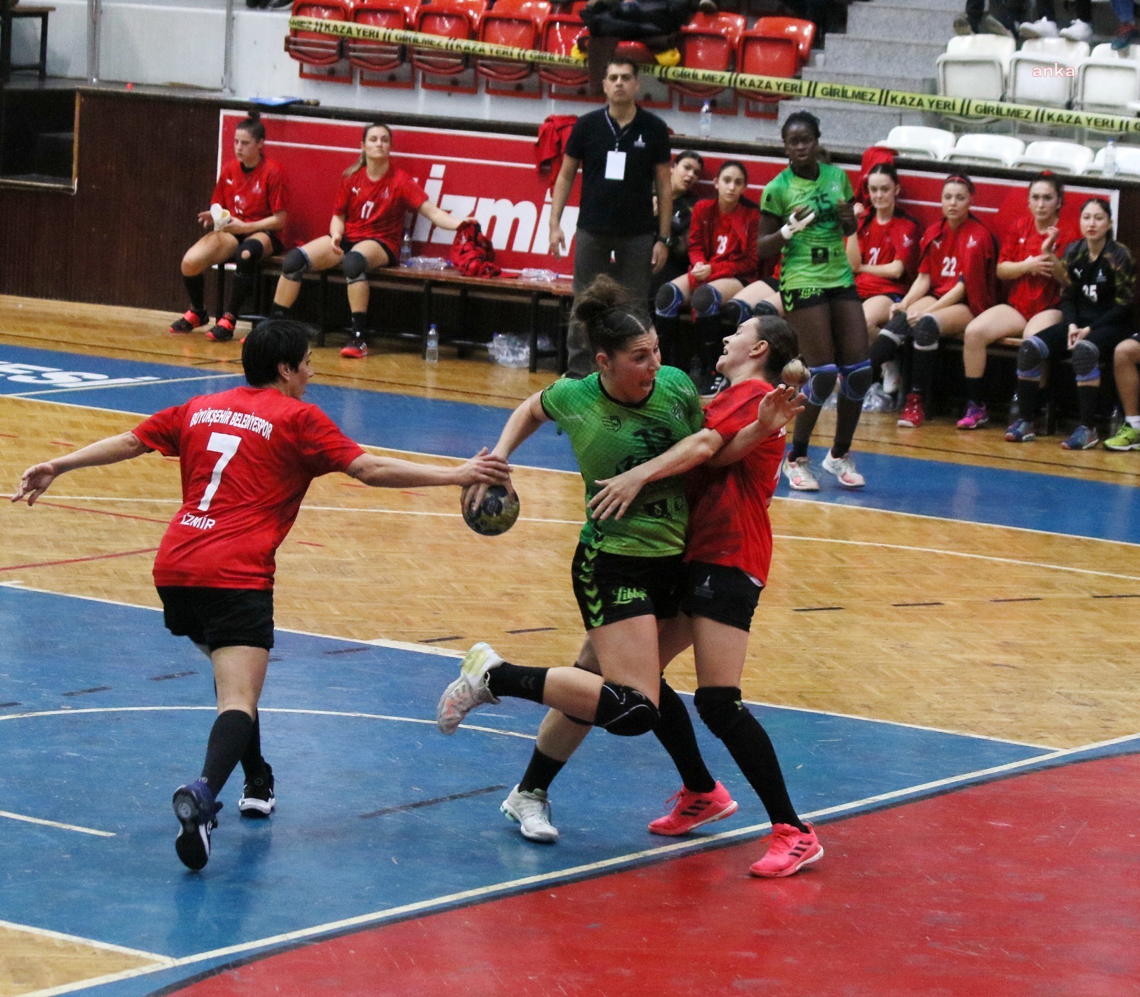 İZMİR BÜYÜKŞEHİR AVANTAJI KAPTIRDI: 28-28