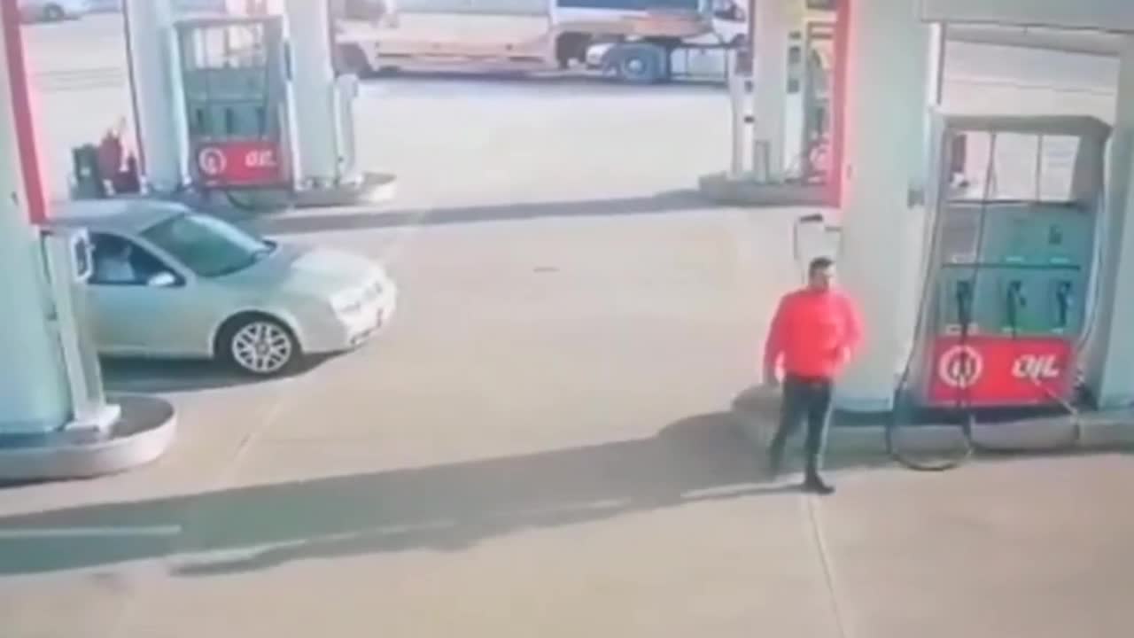 OTOMOBİL AKARYAKIT İSTASYONUNDA ALEV ALDI, FACİANIN EŞİĞİNDEN DÖNÜLDÜ