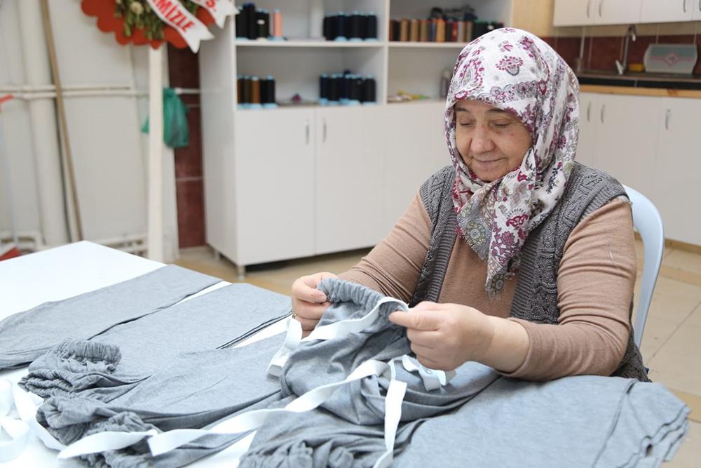 MÜLTECİ ÇOCUKLAR İÇİN KIYAFET DİKİYORLAR