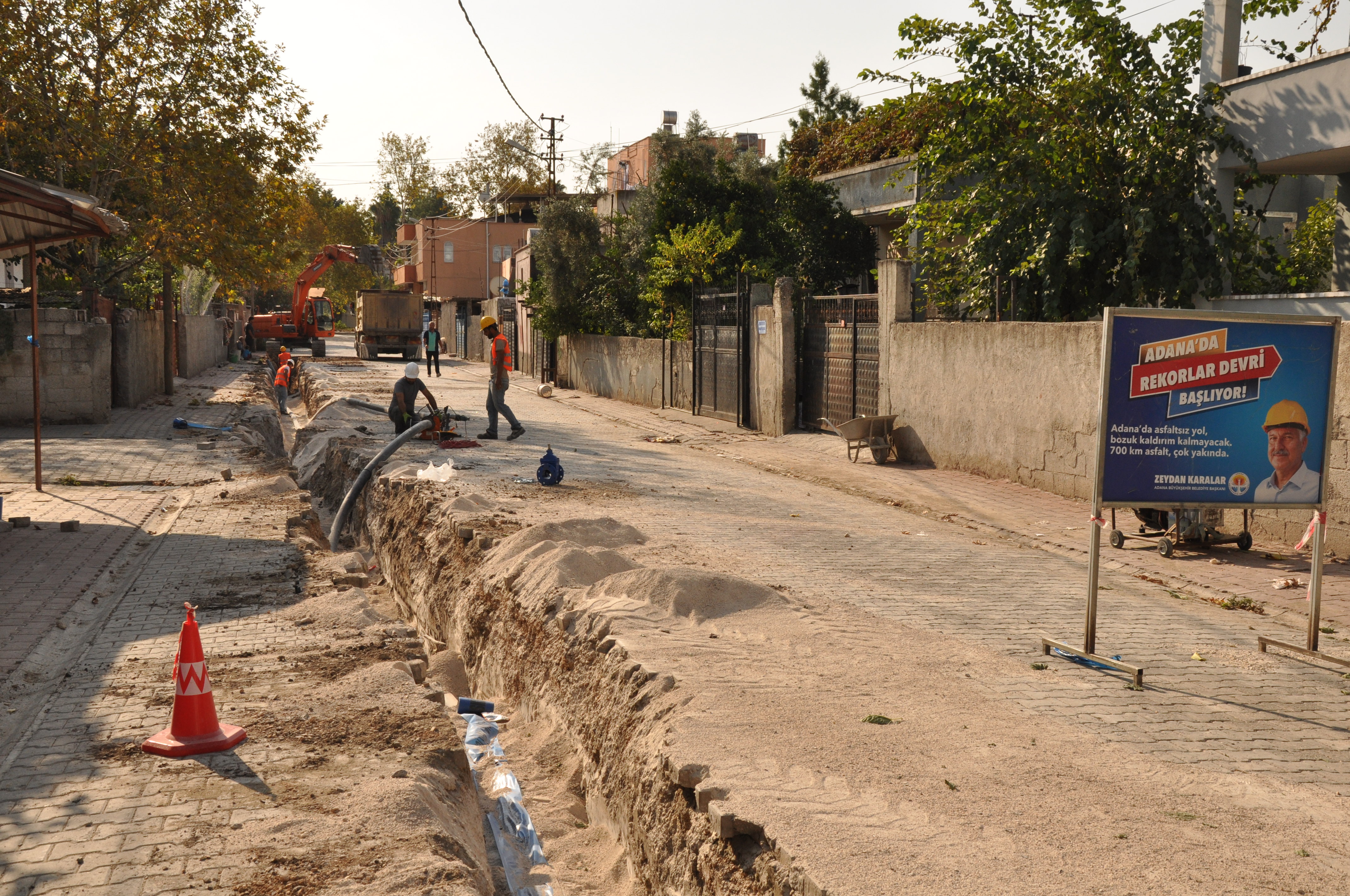 SARIÇAM VE CEYHAN'DA ALTYAPI ÇALIŞMALARI SÜRÜYOR