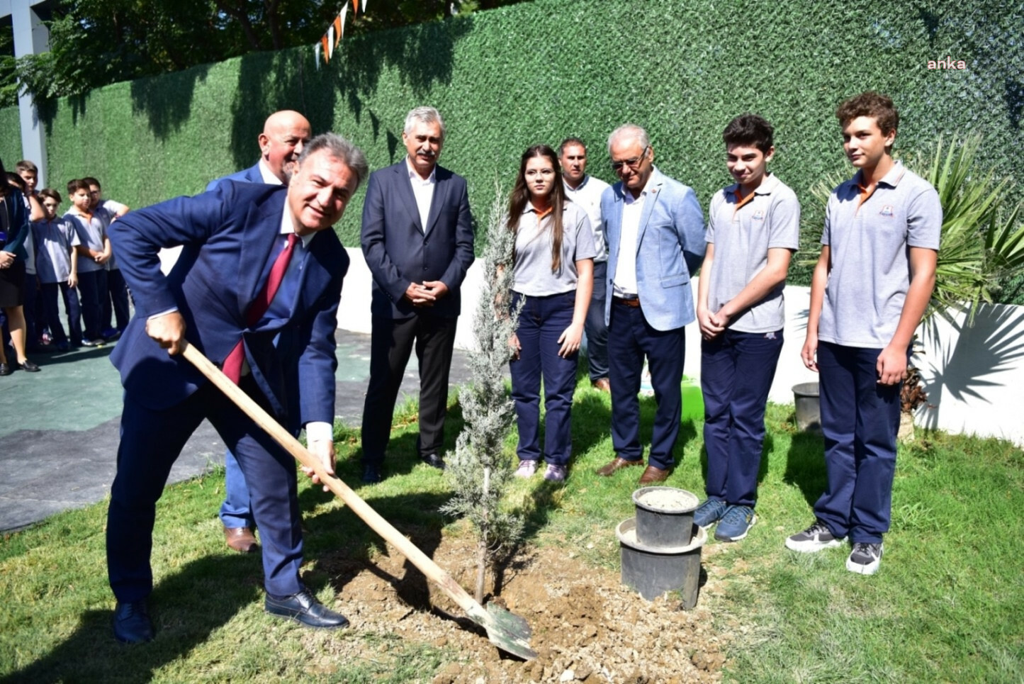 BORNOVA’DA PARKLAR YENİLENİYOR