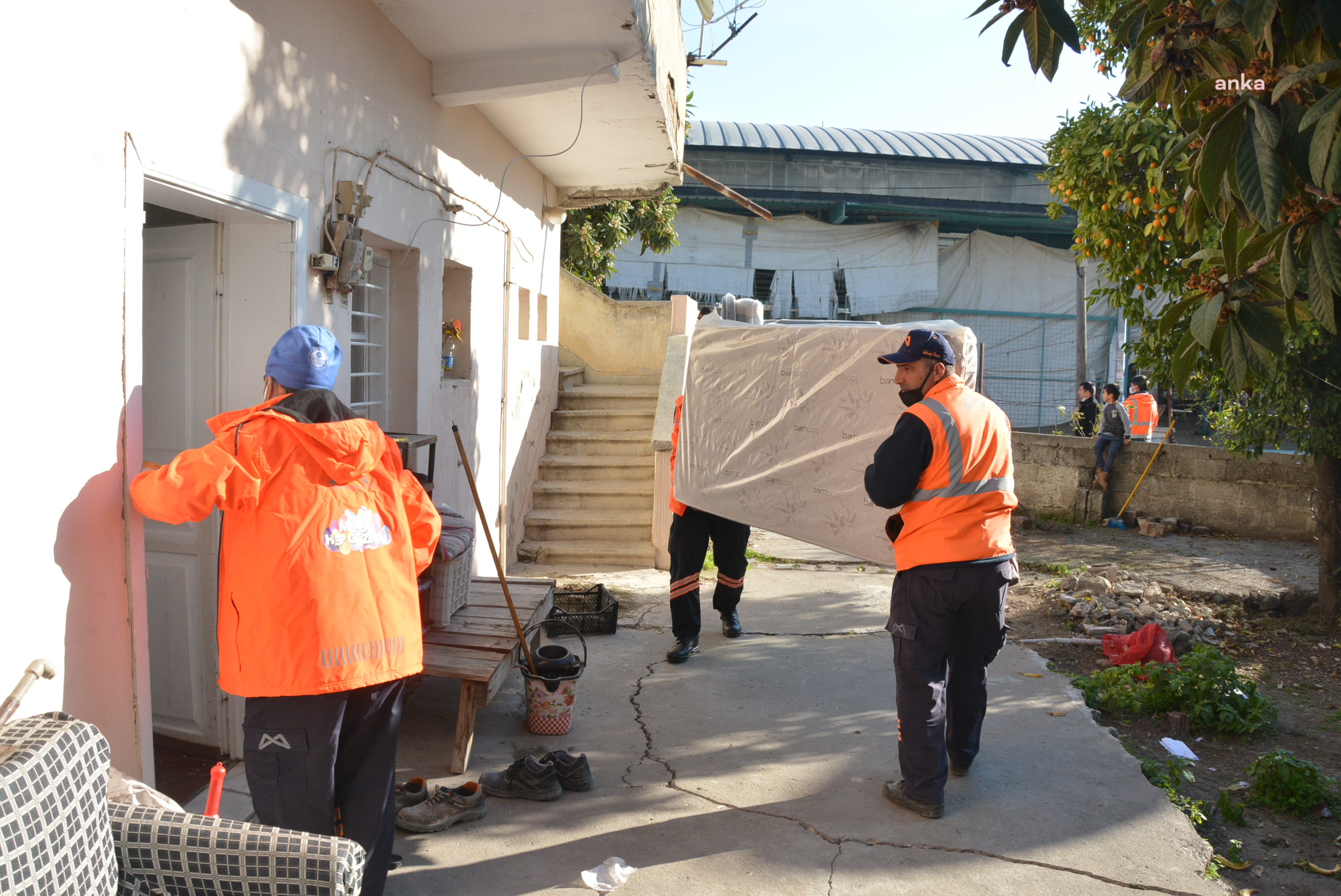 MERSİN BÜYÜKŞEHİR, TARSUS’TA EVİ YANAN 3 AİLEYE EŞYA DESTEĞİ VERDİ