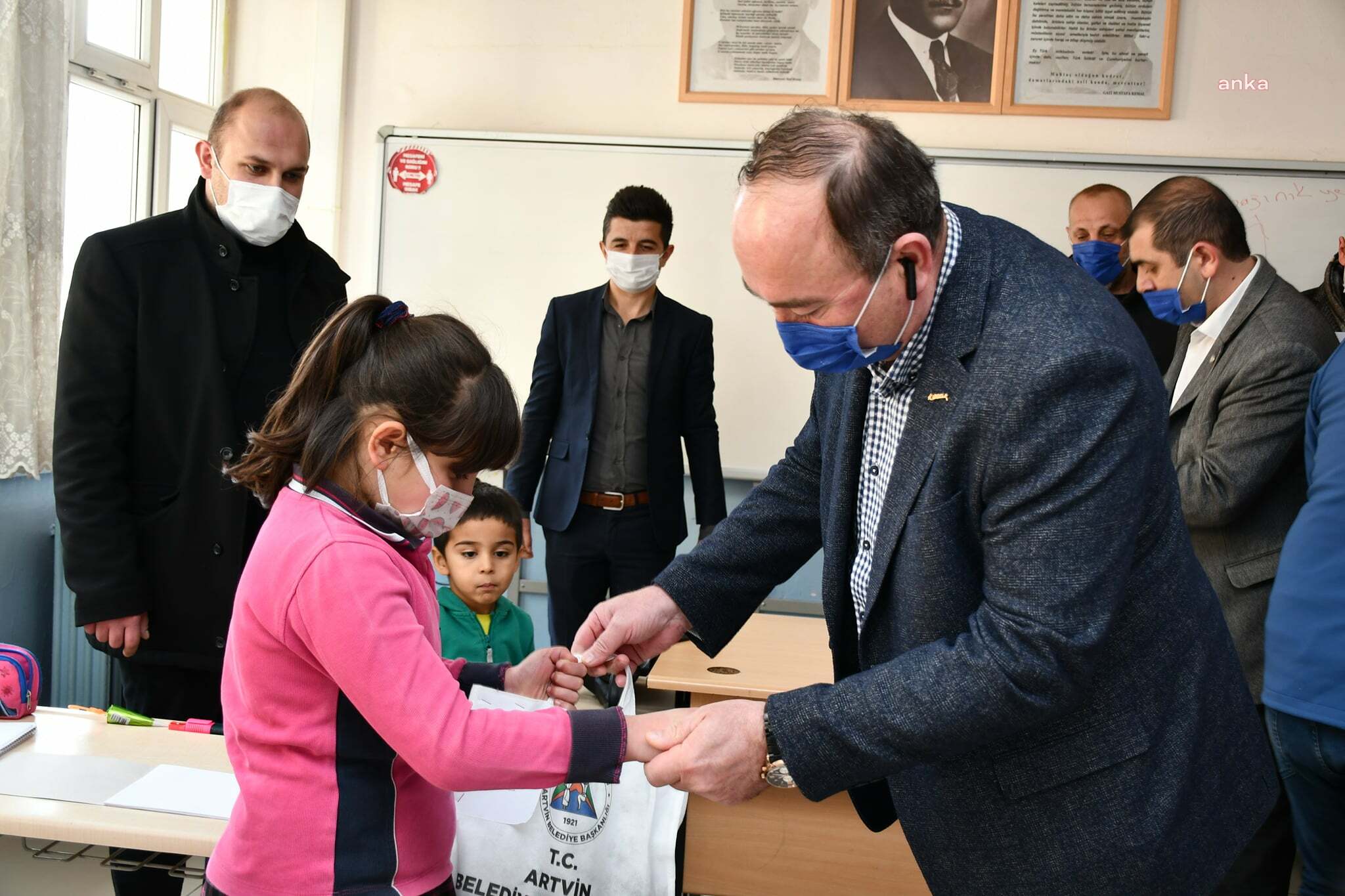 ARTVİN BELEDİYE BAŞKANI ELÇİN, KÖY OKULUNDAKİ ÖĞRENCİLERE BOT HEDİYE ETTİ