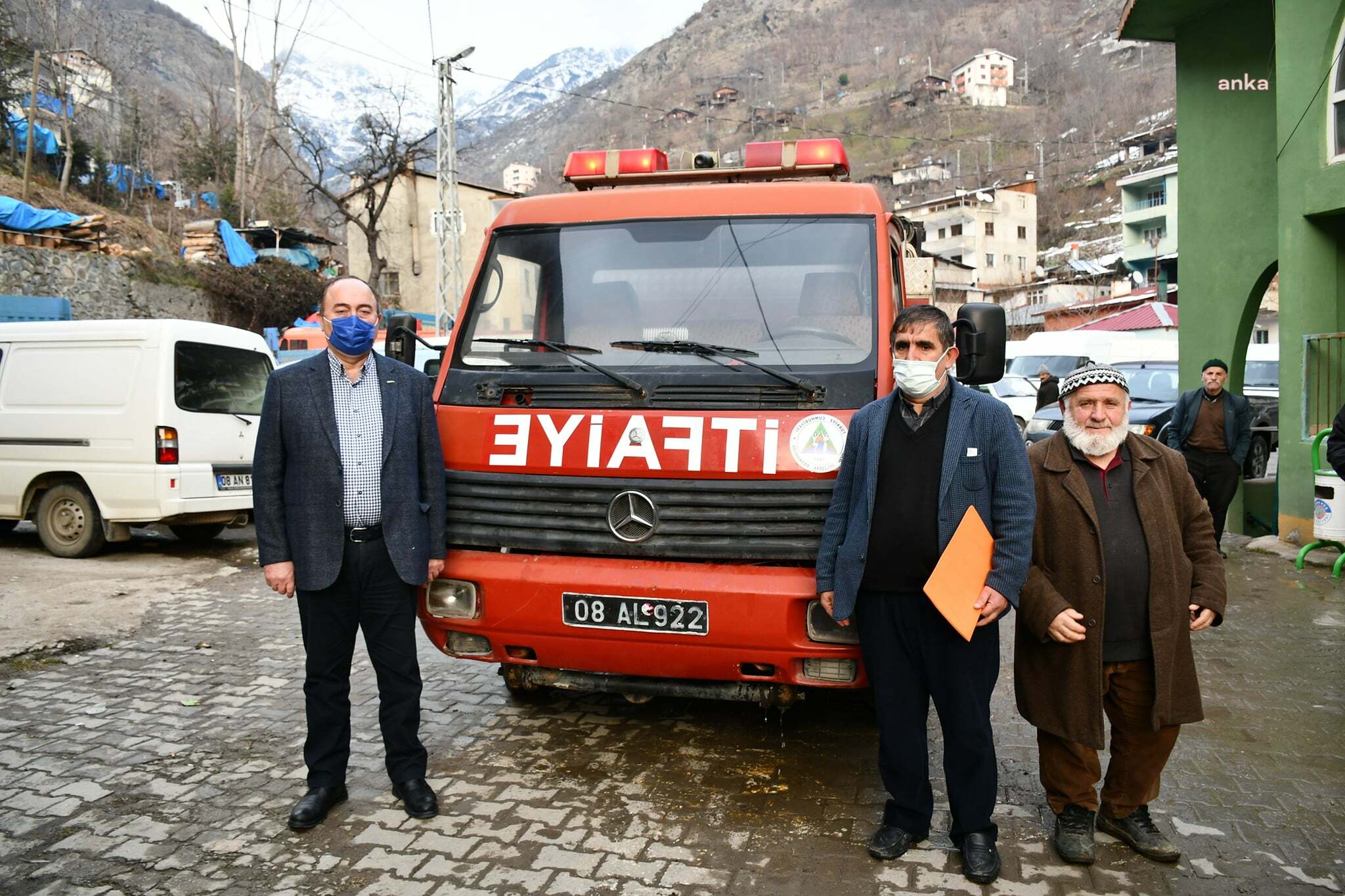 ARTVİN BELEDİYE BAŞKANI ELÇİN, ORTAKÖY’E İTFAİYE ARACINI TESLİM ETTİ