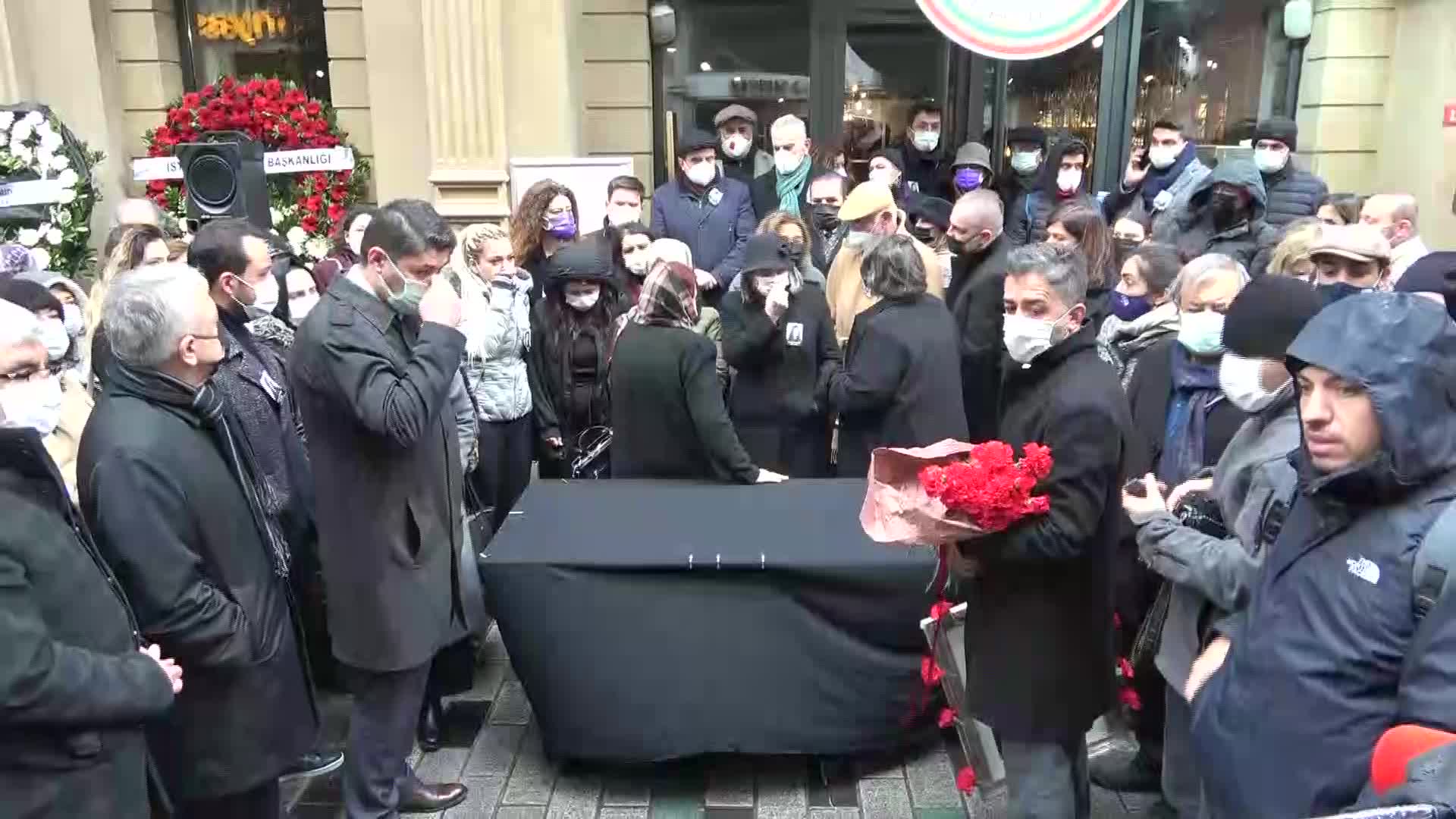 ÖLDÜRÜLEN AVUKAT DİLARA YILDIZ İÇİN İSTANBUL BAROSU ÖNÜNDE TÖREN DÜZENLENDİ: "GERÇEKTEN SÖZÜN BİTTİĞİ YERDEYİZ"